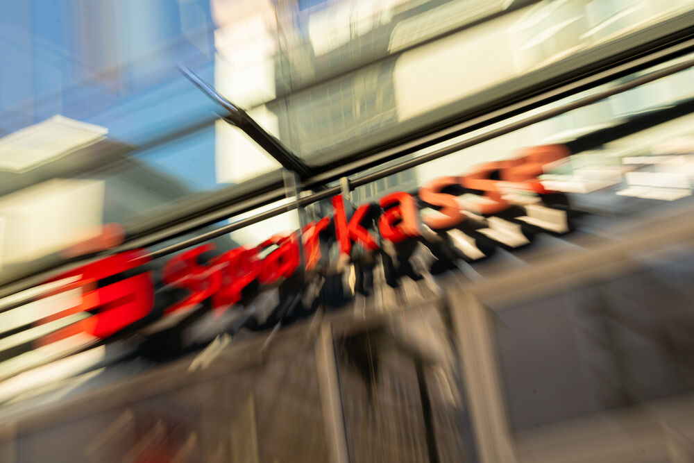 Zwei Männer tot in Vorraum von Sparkasse entdeckt! Mysteriöse Todesfälle in Schleswig-Flensburg!