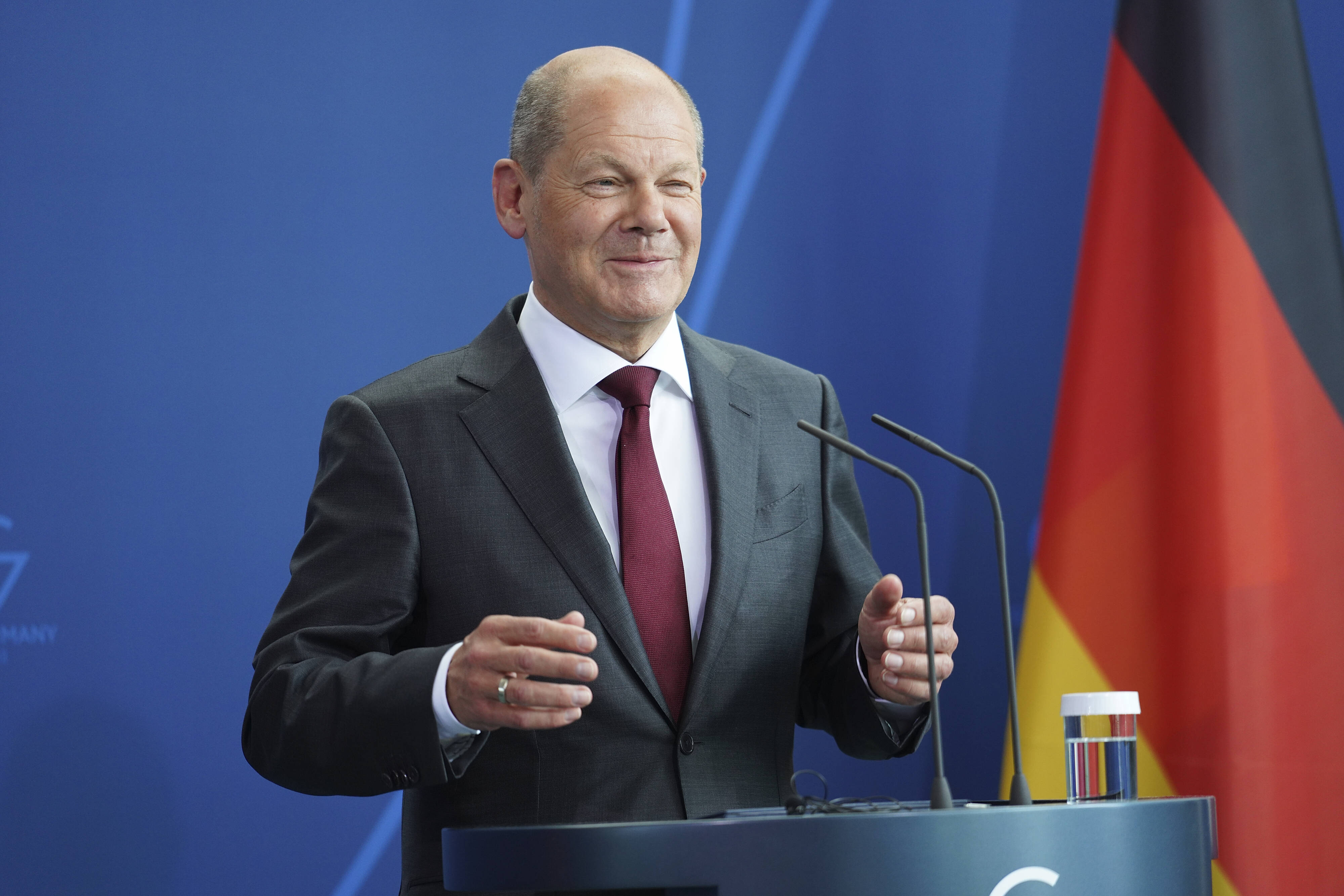 [Video]: Peinlicher Auftritt von Bundeskanzler Olaf Scholz - er verläuft sich zwischen den Regierungschefs!
