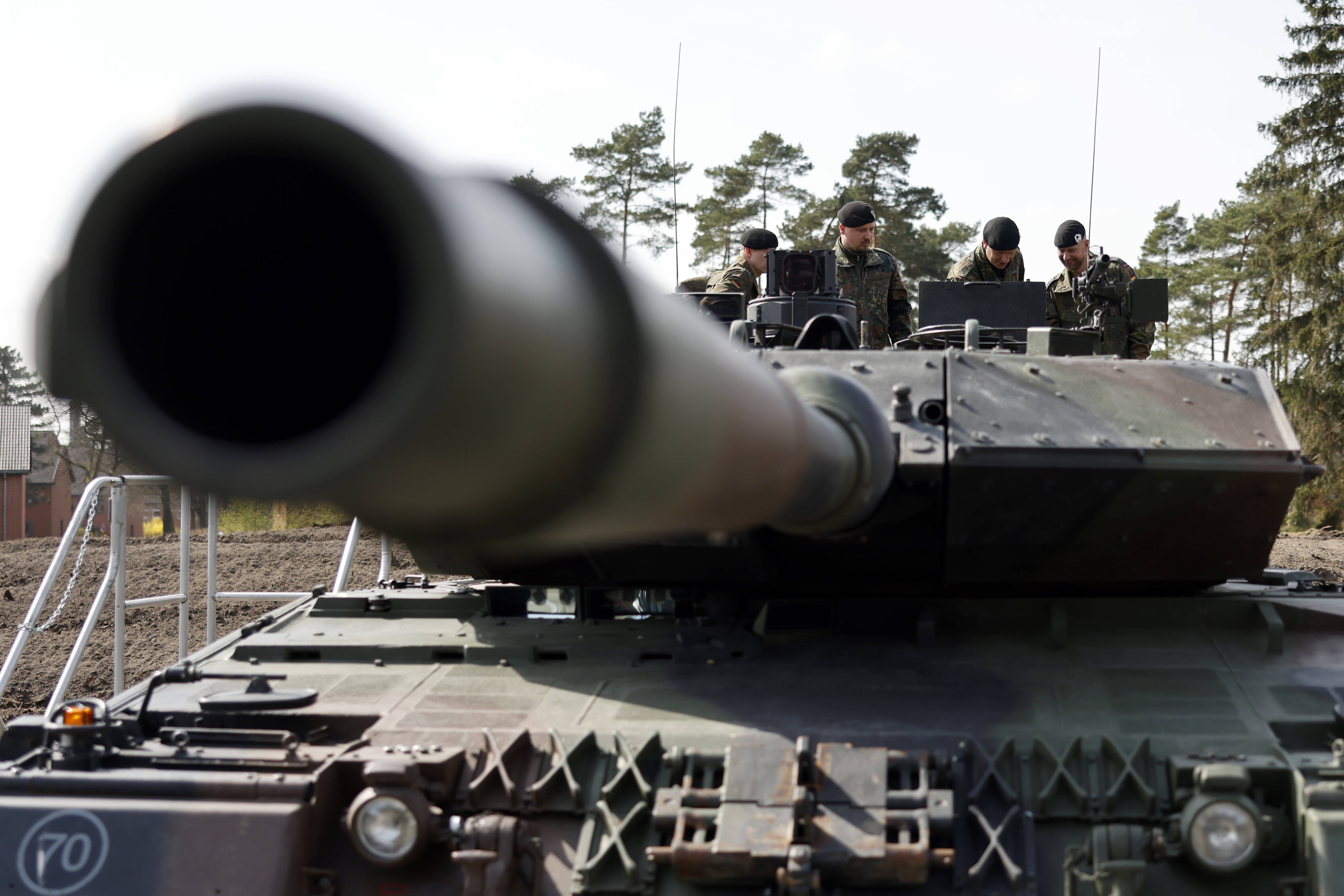 Medwedew droht mit Angriff auf Deutsche Panzerfabrik! Ehemaliger russischer Präsident droht mit Zerstörung