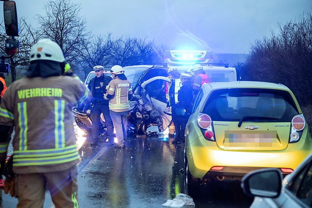 EILMELDUNG🔥 Mehrere Tote bei Massenunfall auf der Bundesstraße! Rettungskräfte bergen noch Leichen