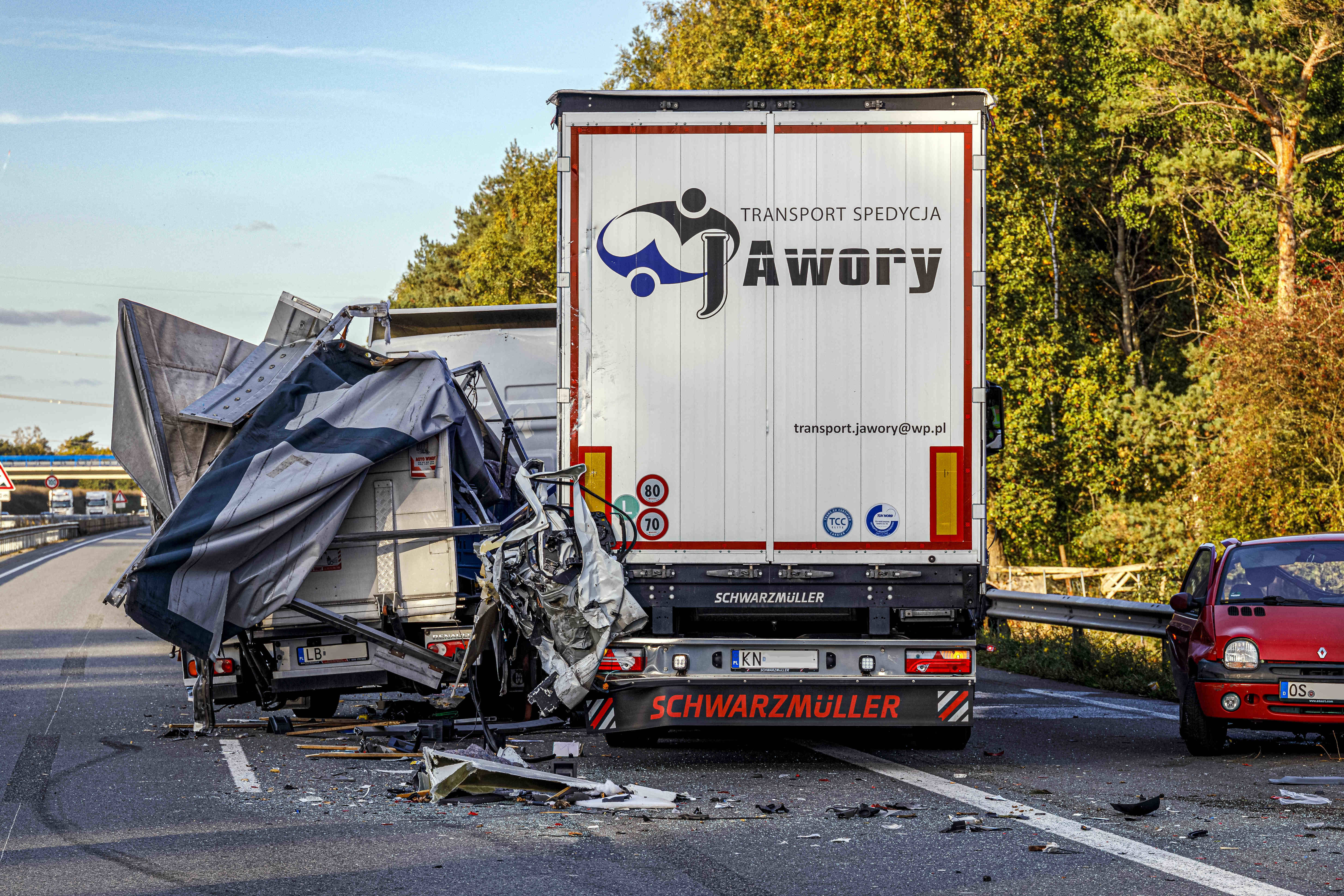 Brummi-Fahrer stoppt Autodieb! Fliehender Autodieb rast in LKW-Barriere nach Flucht vor der Polizei!
