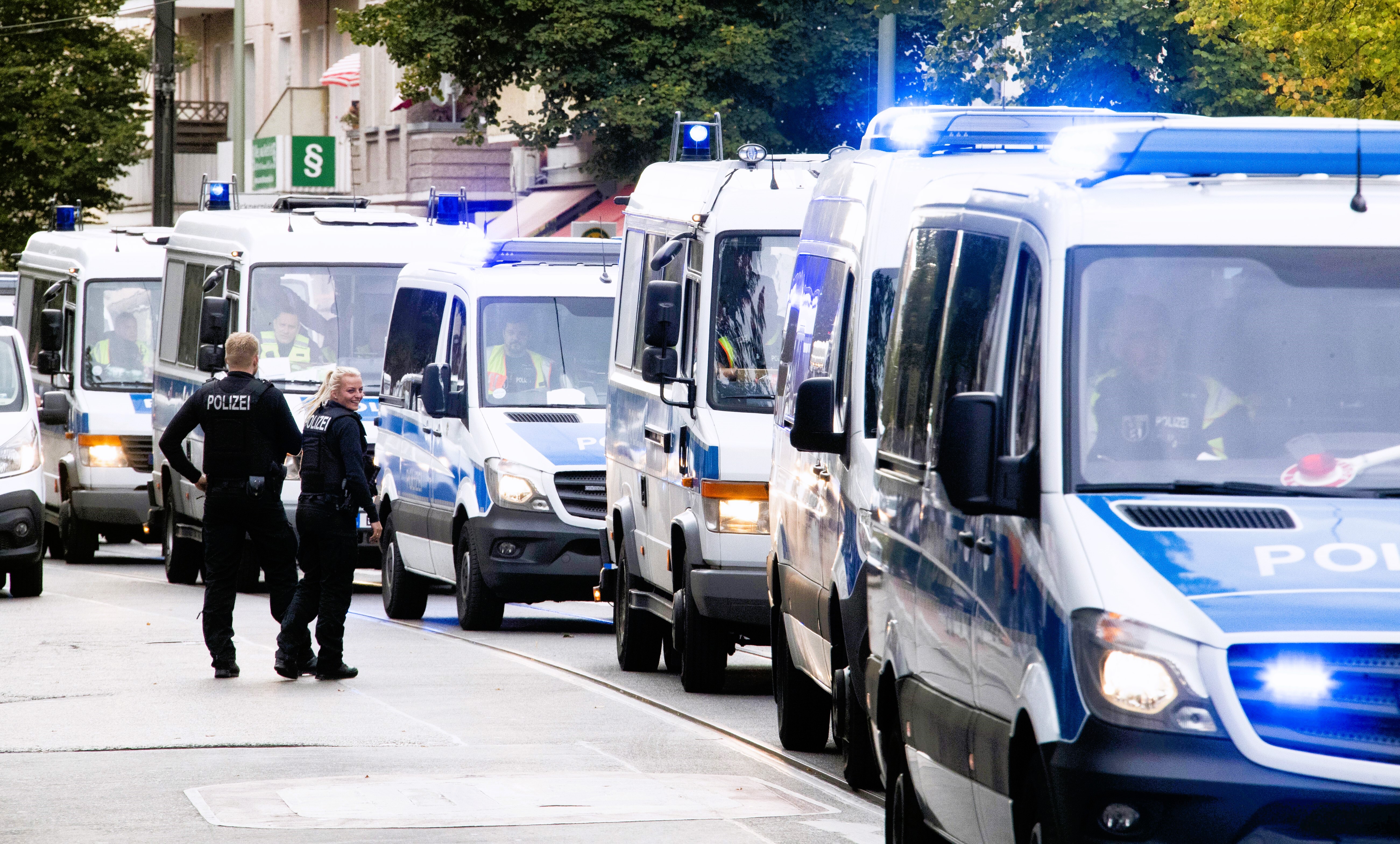 Update: Schüsse in Mercedes-Werk Sindelfingen! 2 Tote - Werksschutz jagt Täter! SEK vor Ort