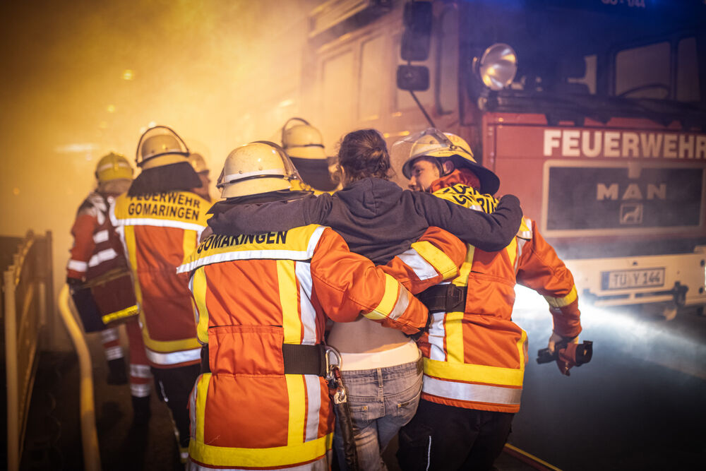 Feuer in Bahntunnel! Zug brennt, 150 Passagiere evakuiert - mindestens 30 Verletzt! 