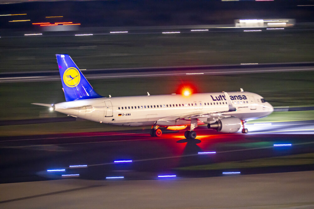 Nackte Frau randaliert in Lufthansa-Flieger - Polizist wurde beim Einsatz gebissen!