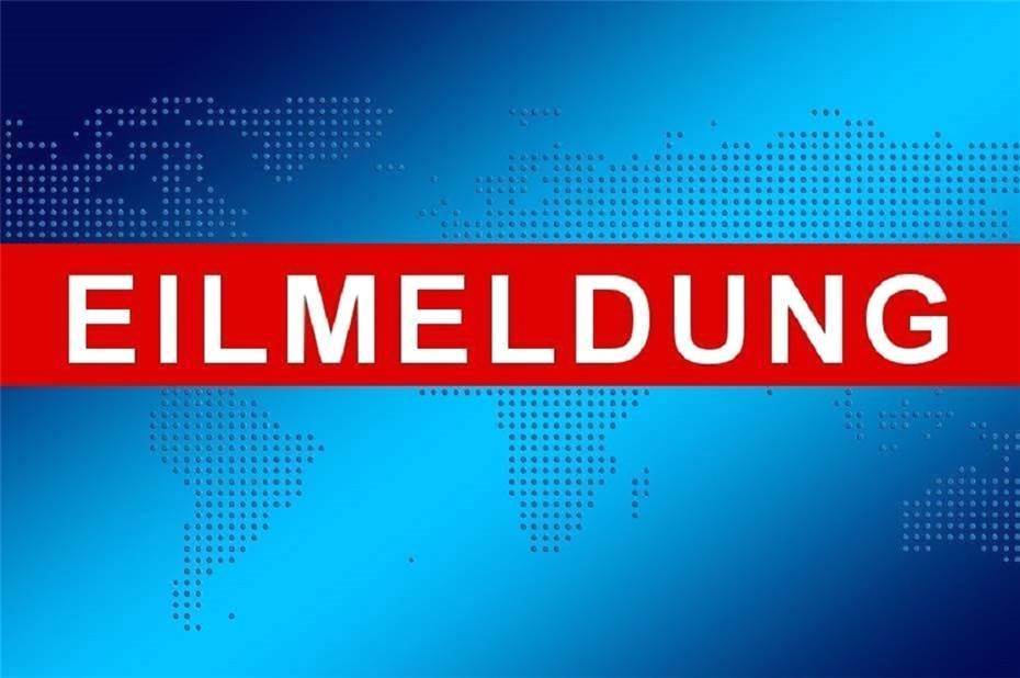 Schwerer Reisebus-Unfall auf der Autobahn! Bus kippt um - viele Verletzte!