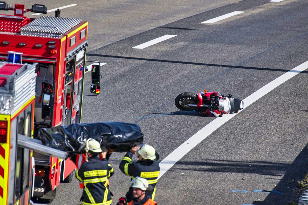Vollsperrung! Auto wendet auf Bundesstraße - Biker können nicht mehr reagieren! 1 Toter, eine schwer Verletzte!