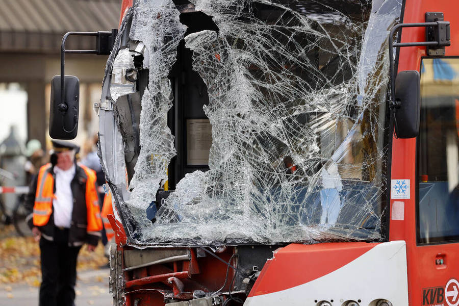 Linienbus knallt in Döner-Geschäft! Schockunfall - Ladenbesitzer kann sich gerade noch retten!
