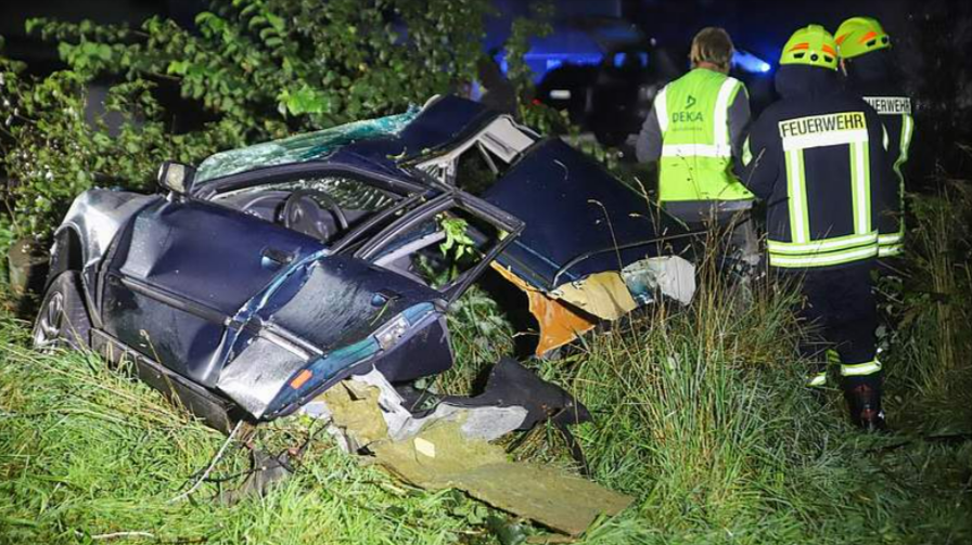 Eilmeldung! Tödlicher Unfall in - 18-jähriger Autofahrer stirbt in zerfetztem Unfallwrack!