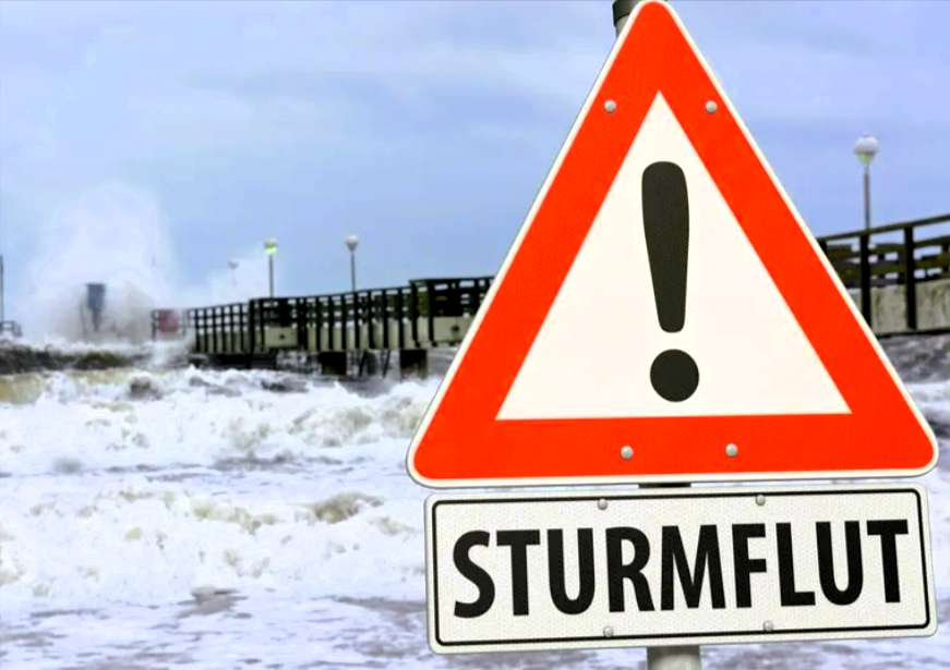 Sturmflut trifft auf deutsche Küste - Inselbahn steckt im Hochwasser fest! Dramatische Szenen auf Deutschlands Inseln!