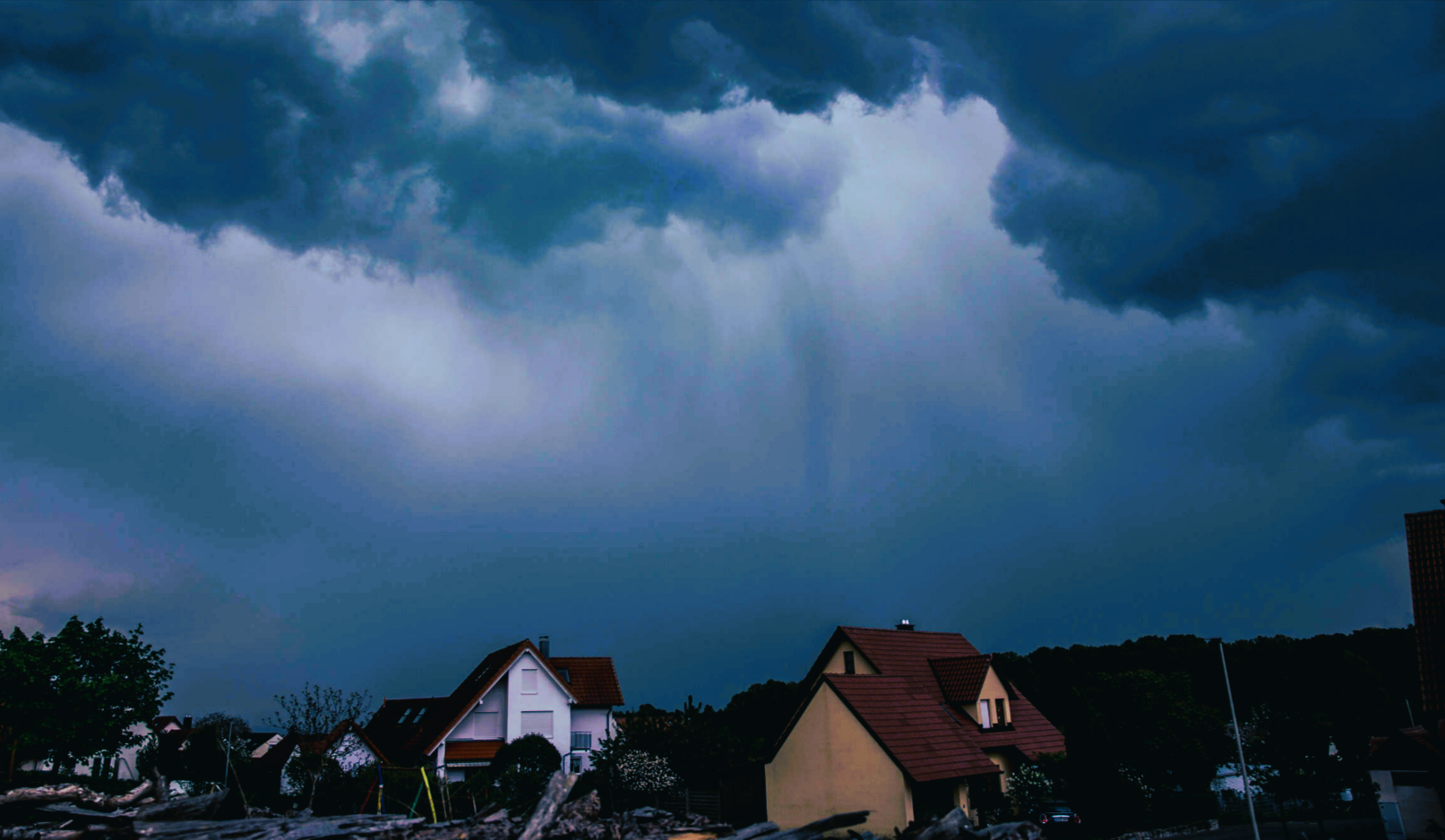 Tornado verwüstet deutsches Dorf und hinterlässt eine Schneise der Verwüstung!