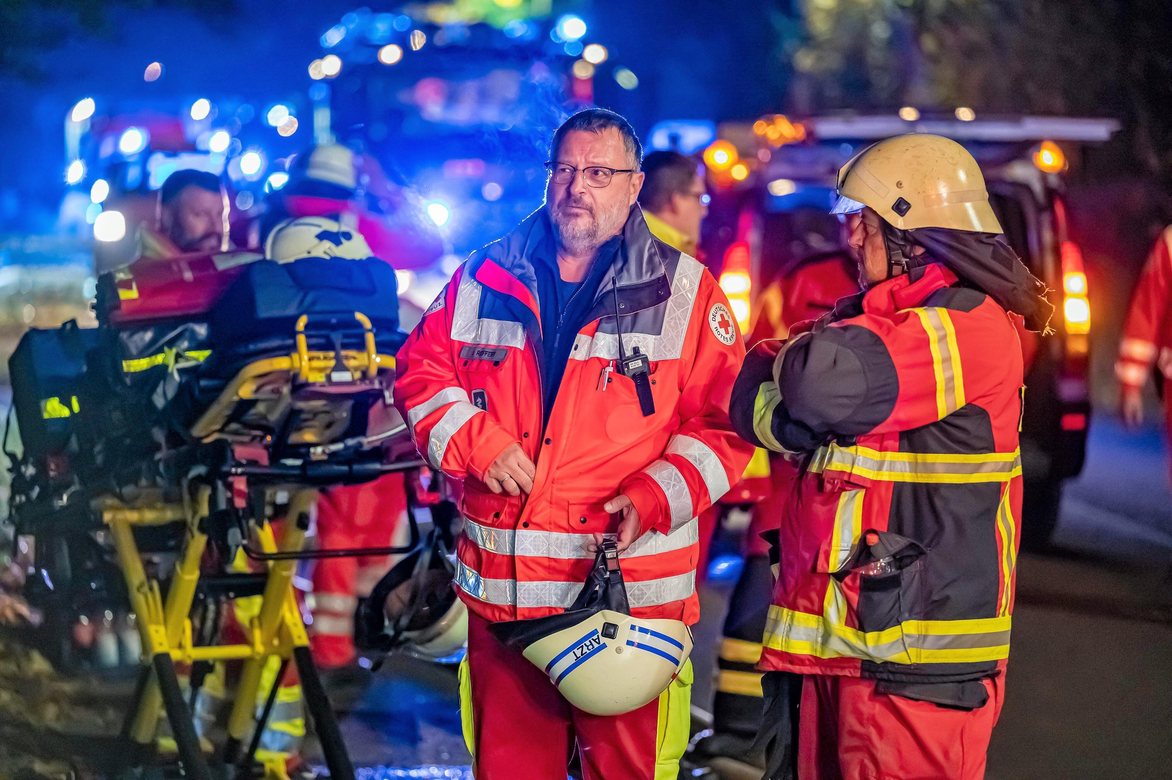 Feiger  Brandanschlag - Täter zündet Kinderwagen im Treppenhaus an - Feuerwehr muss Haus evakuieren!