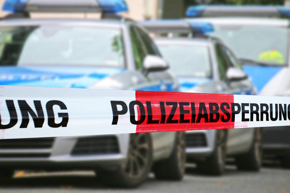 Flüchtlinge verschanzen sich in Kirche um Abschiebung zu verhindern - Polizei muss Rammböcke und Kettensägen nutzen