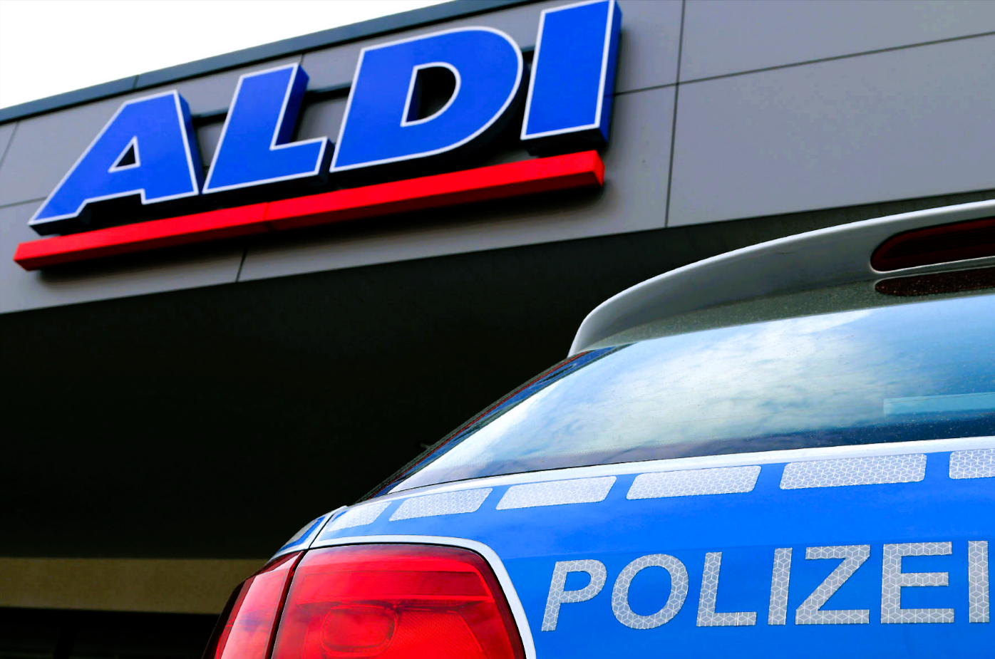Schüsse bei Aldi! Mann erschießt Kassiererin und sich selbst!