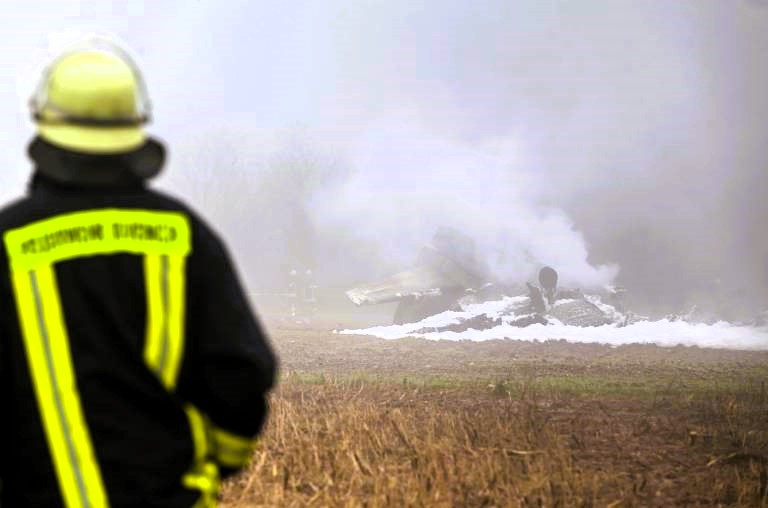 Flugzeug Absturz - mindestens zwei Deutsche tot! Flieger verfehlt Landebahn und zerschellt am Boden!