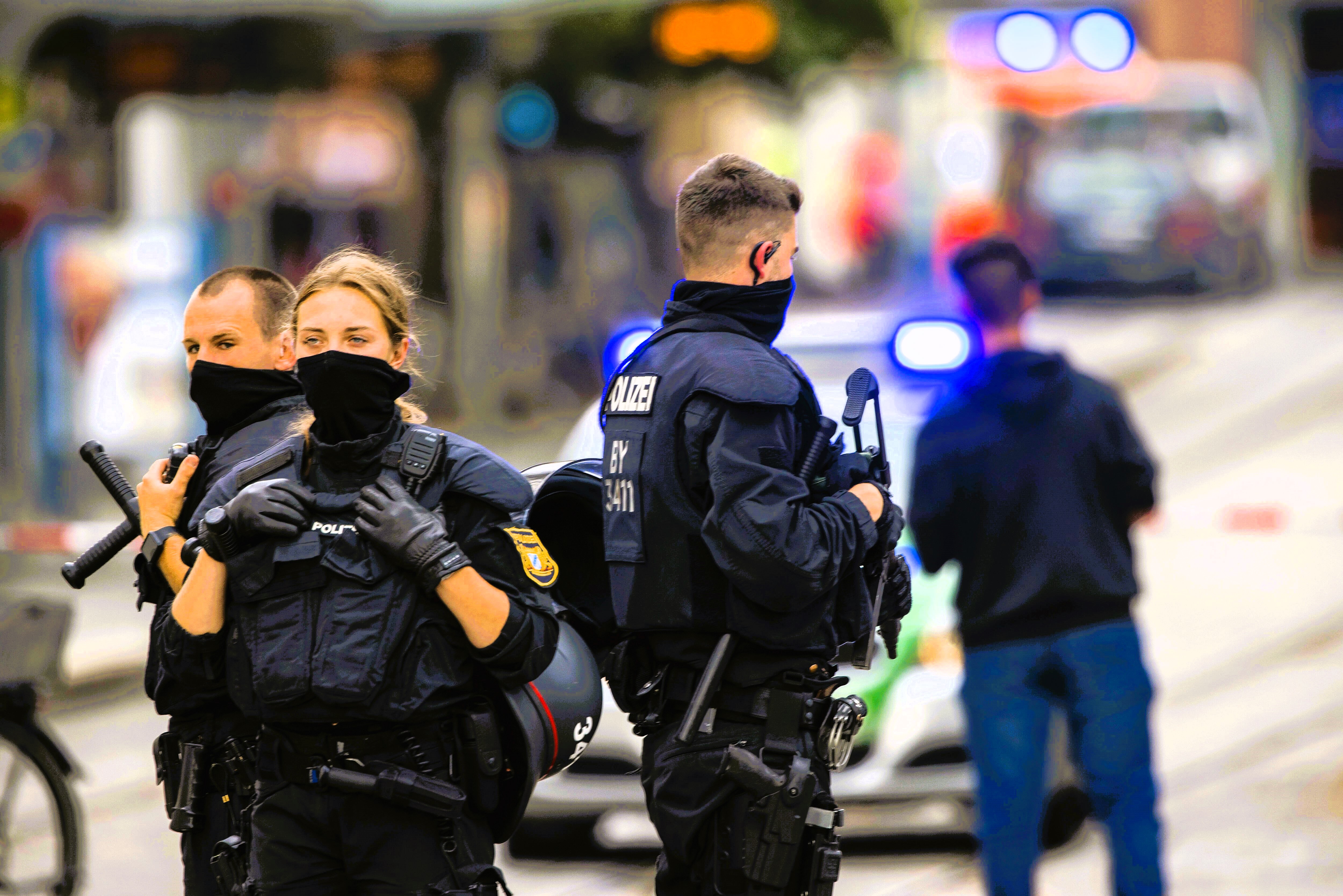 Amokalarm an Schule! Messerattacke im Klassenzimmer - SEK vor Ort!