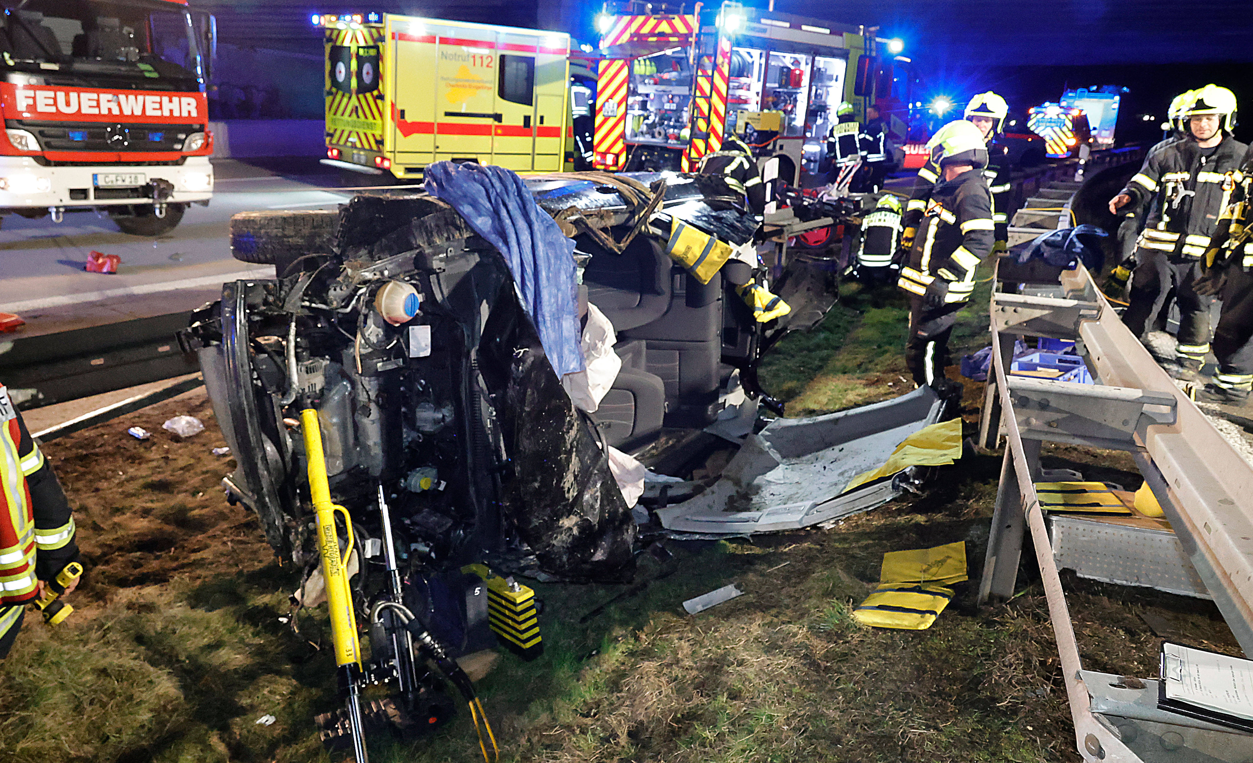 Vollsperrung! Geisterfahrer verursacht schweren Unfall auf Autobahn, 4 Personen schwer verletzt - 2 Kinder unter den Opfern