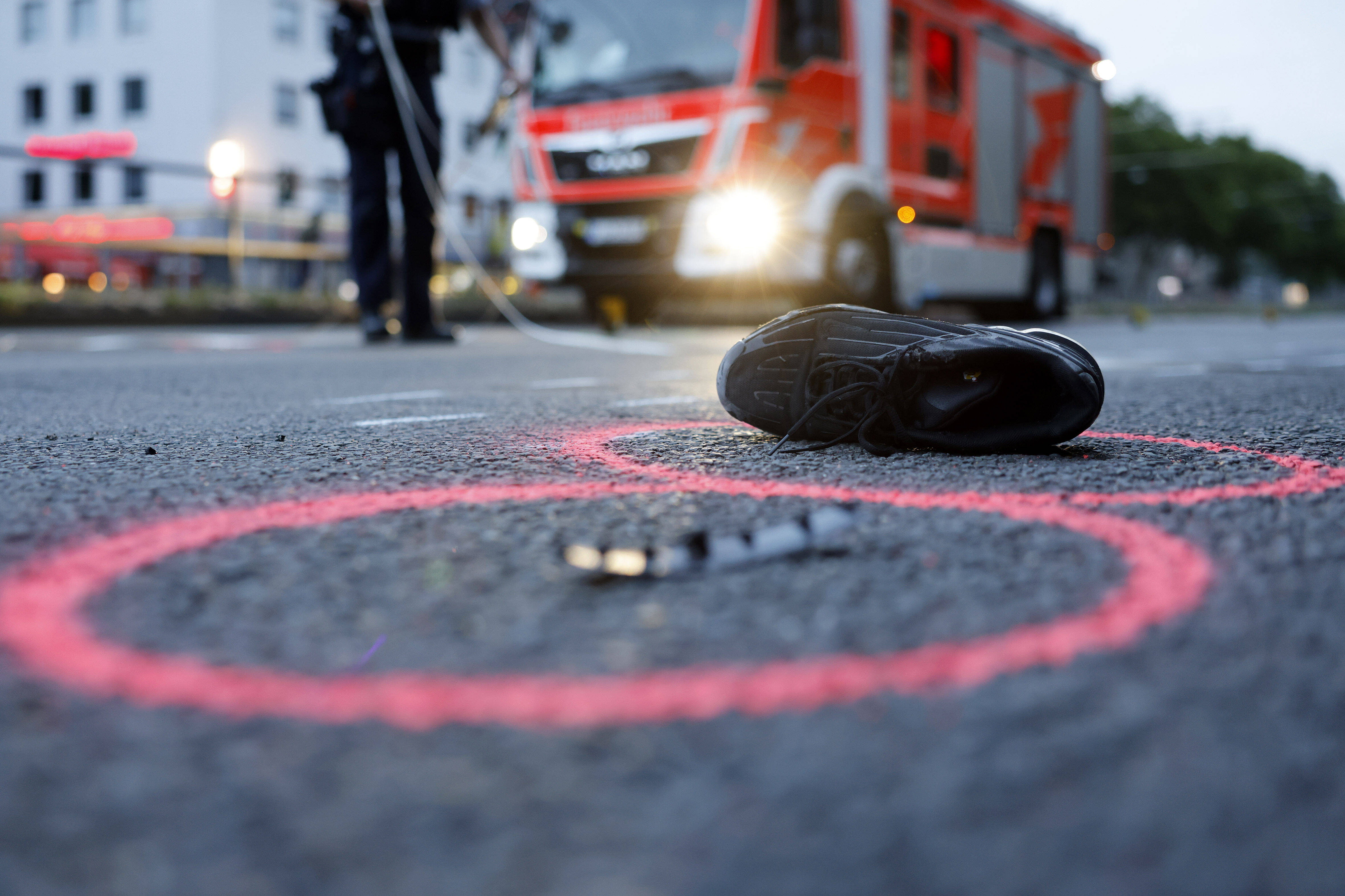 Tödliches Biker-Drama! Motorradfahrer stürzen von Autobahnbrücke bei Berlin - Frau sofort tot, Mann schwebt in Lebensgefahr