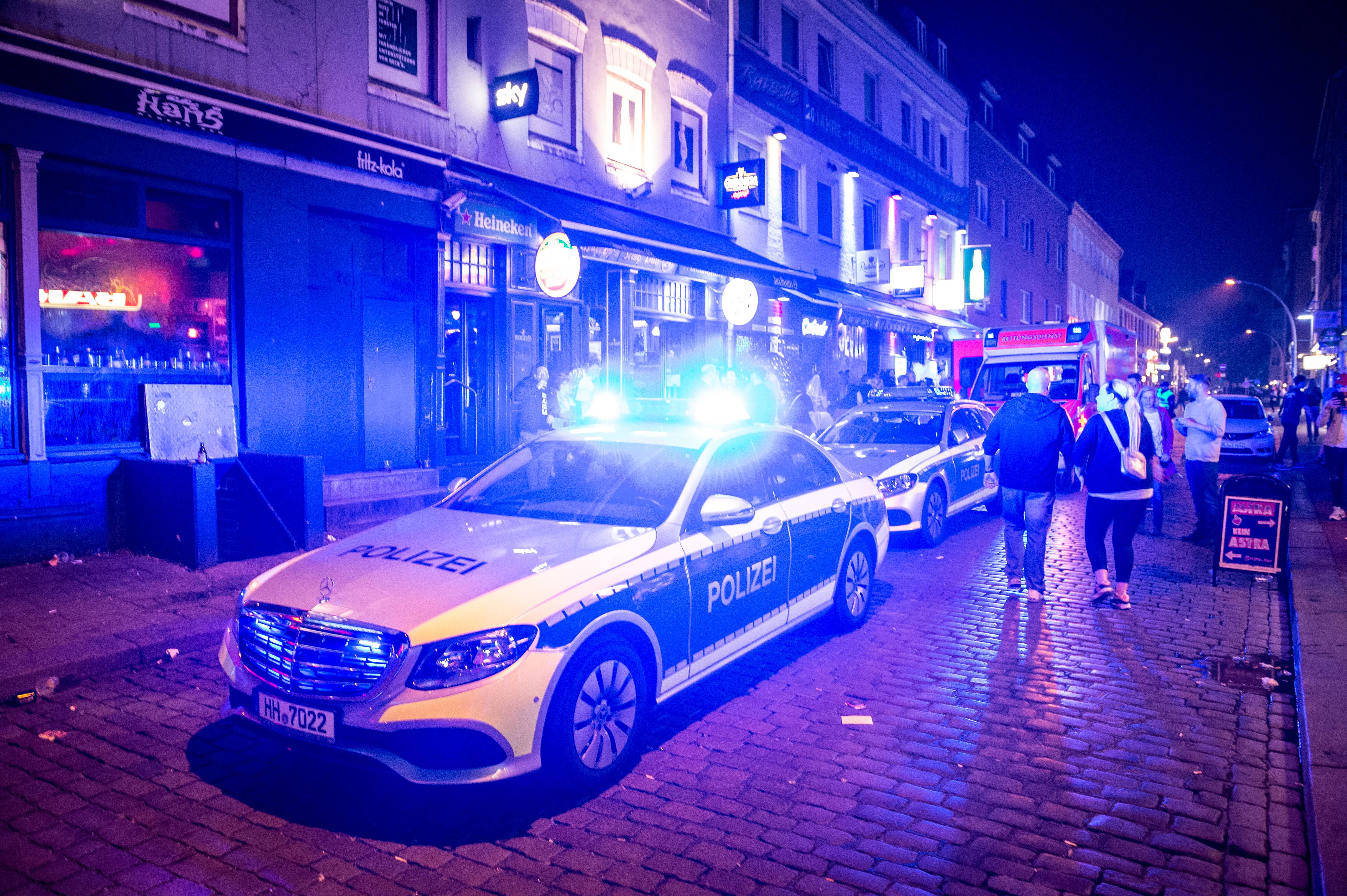 Mann überfällt Autofahrerin und versucht sie aus Auto zu ziehen! Nachbarn können den Gewalttäter stoppen