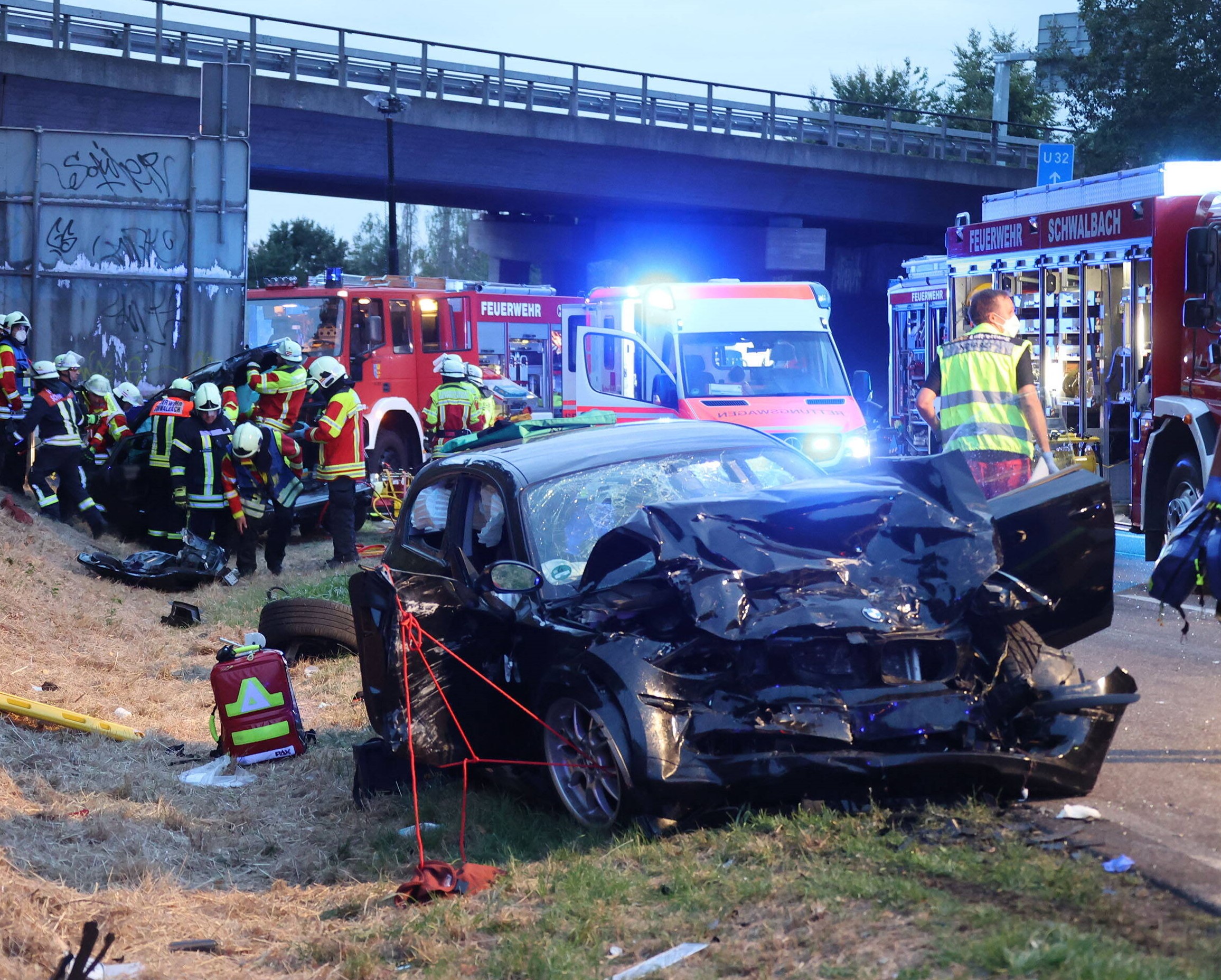 Fataler Zusammenstoß auf der Landstraße - Rettungskräfte bergen Tote und Verletzte