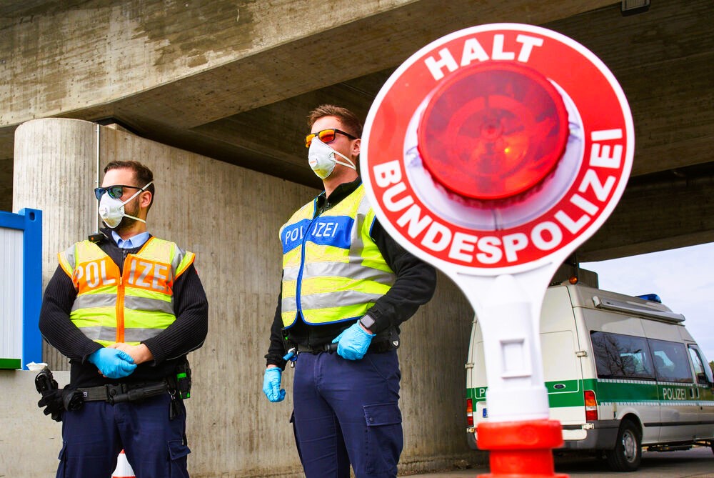 Bürgermeister rammt mit dem Dienstwagen 3 Fahrzeuge und wird gegen Polizisten ausfällig!