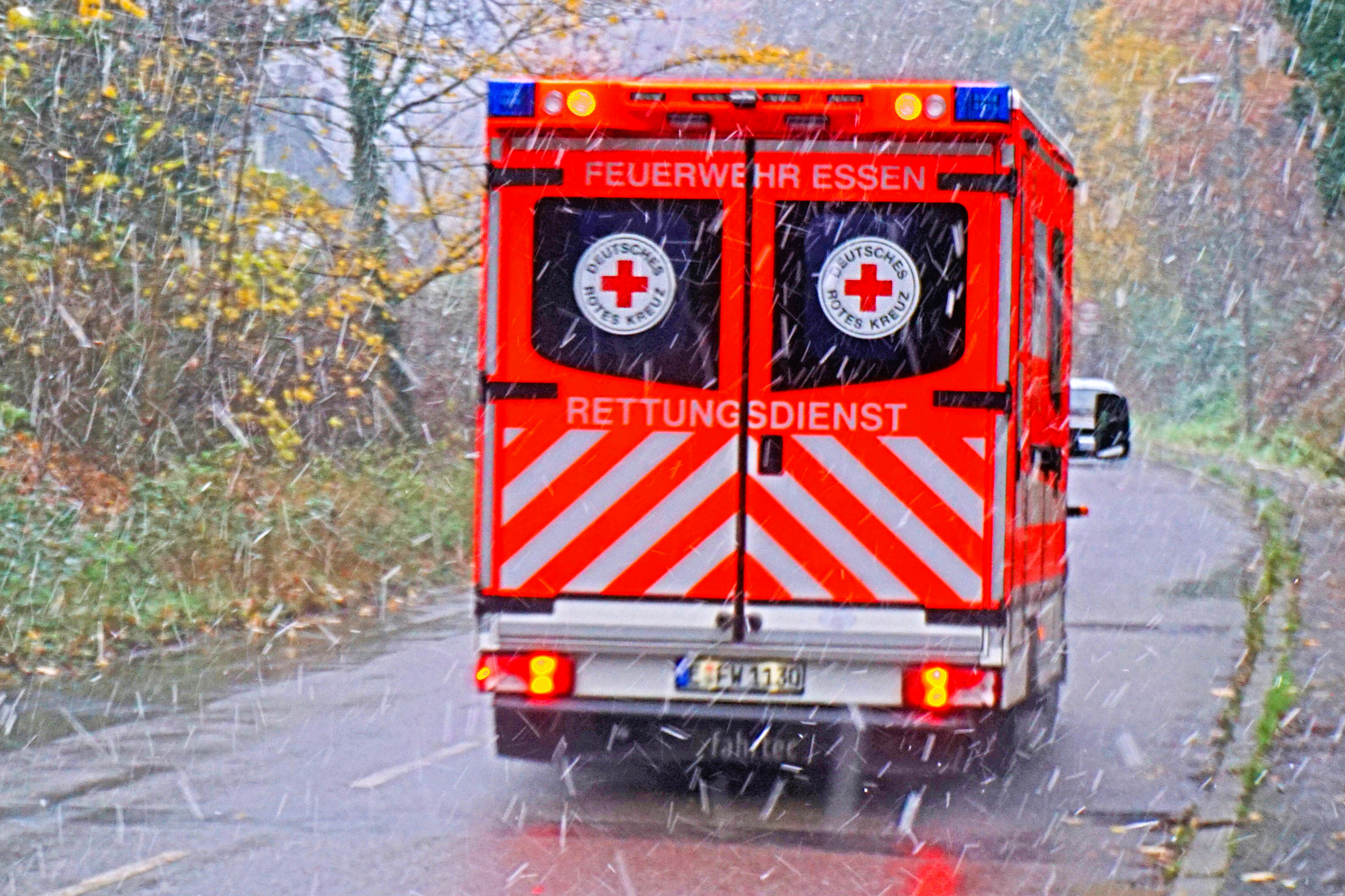 Schwerer Unfall! Auto kracht durch Zaun und landet auf Gartenhaus - 2 Personen schwer verletzt