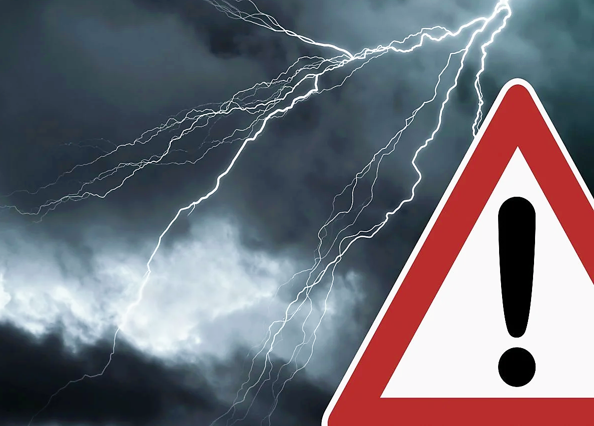 Blitz schlägt an Badestrand ein - 2 Frauen reanimiert und in Lebensgefahr!