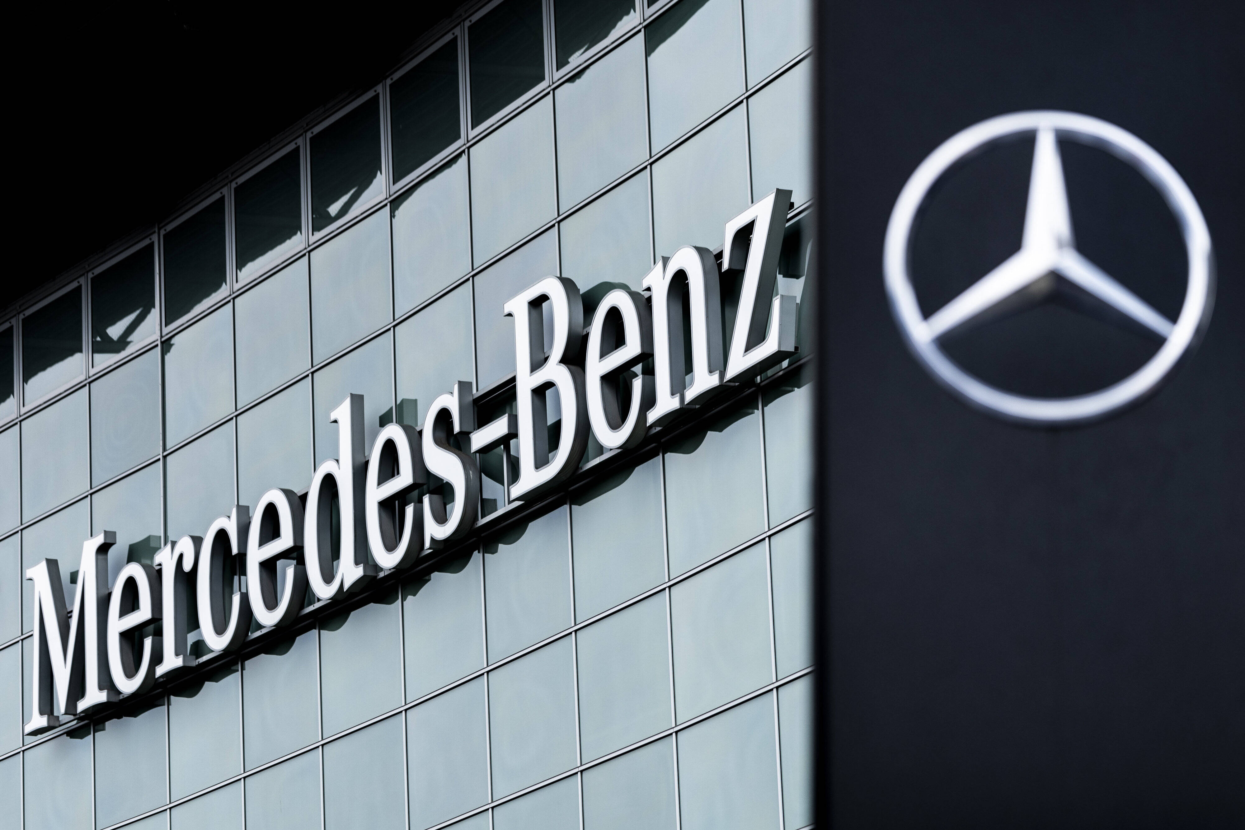 Tödlicher Unfall im Mercedes-Werk! Zwei Personen beteiligt - Frau stirbt an der Unfallstelle