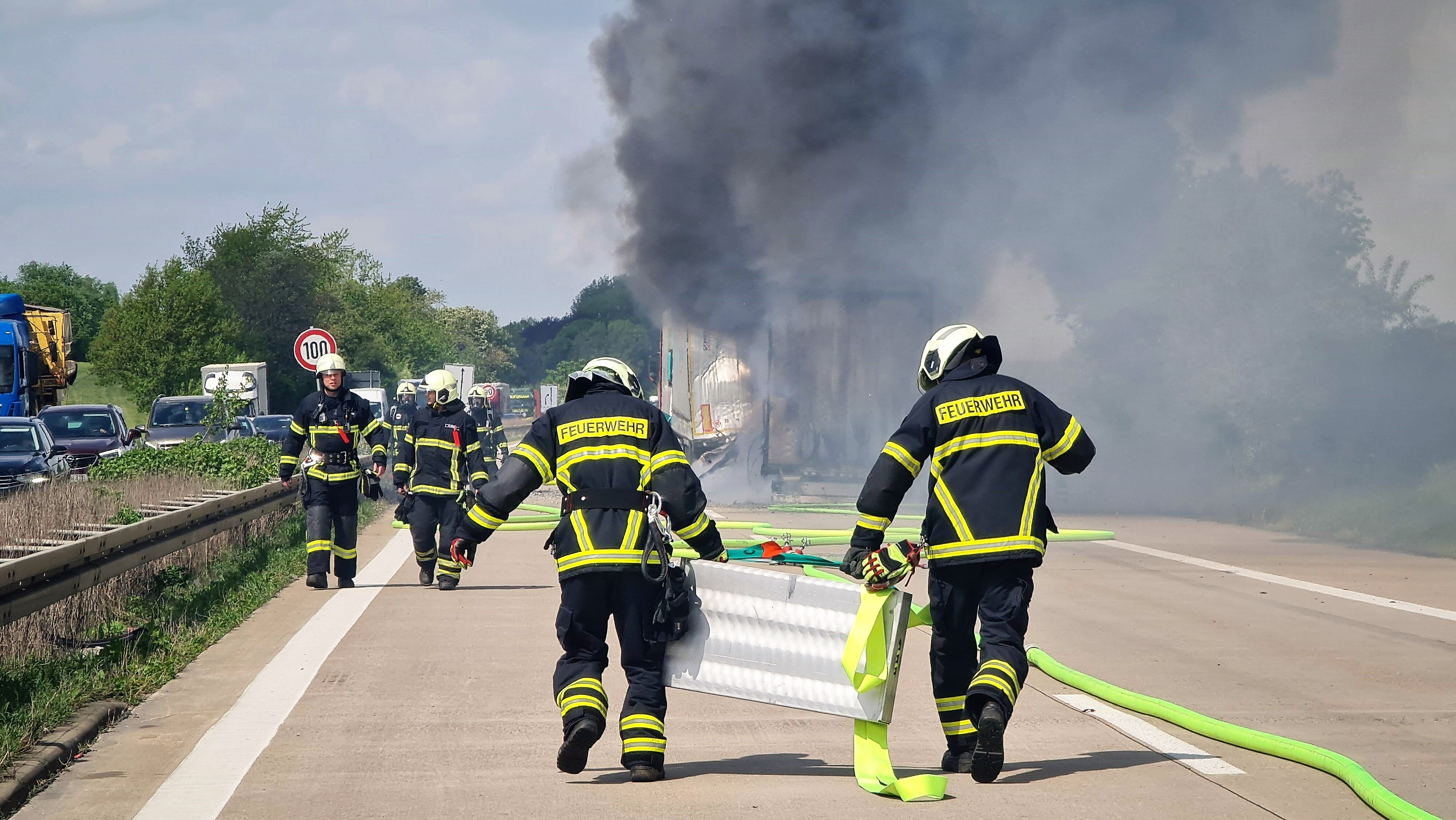 2 Schwerlaster brennen auf Autobahn! 4 LKW's in Unfall auf Autobahn verwickelt - Vollsperrung!