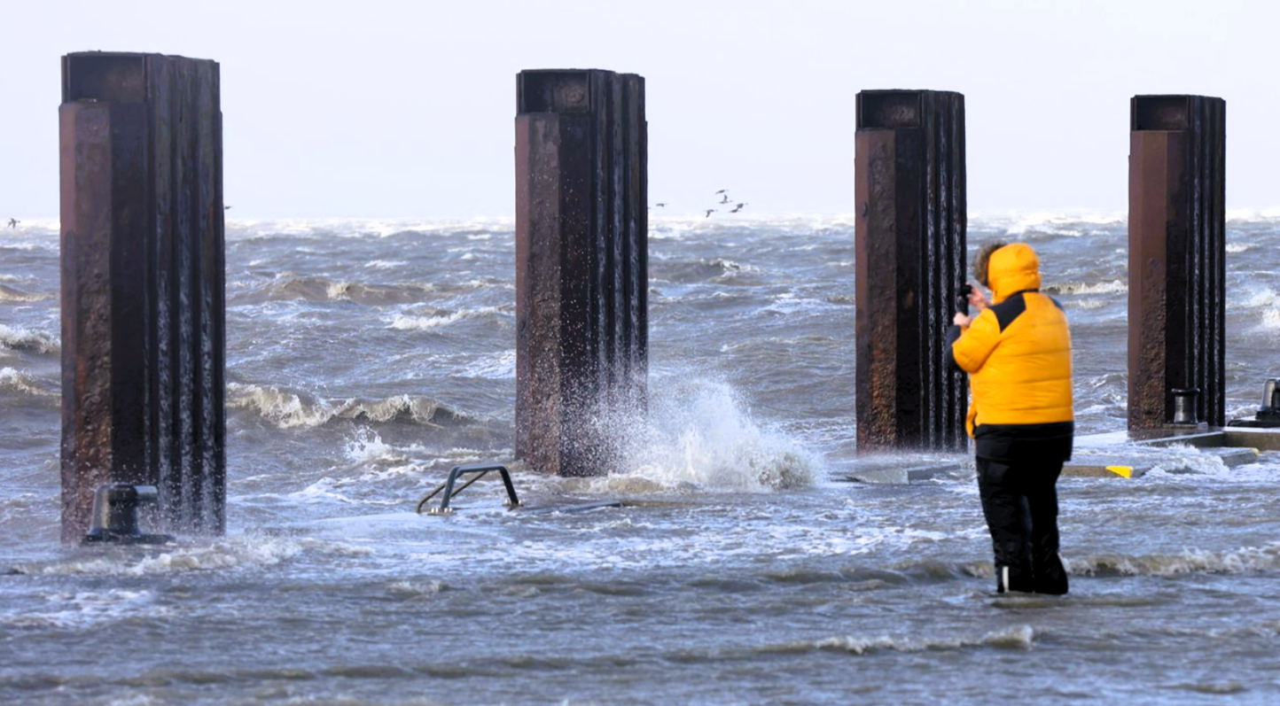 Frau findet Skelett am Nordseestrand im Urlaub! Sie hat einen schlimmen Verdacht - hier mehr: