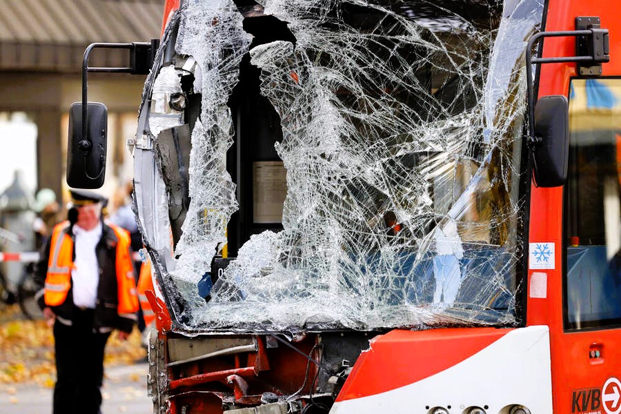 Reisebus-Unglück auf der Autobahn! Mehrere Personen bei Unfall schwer verletzt!