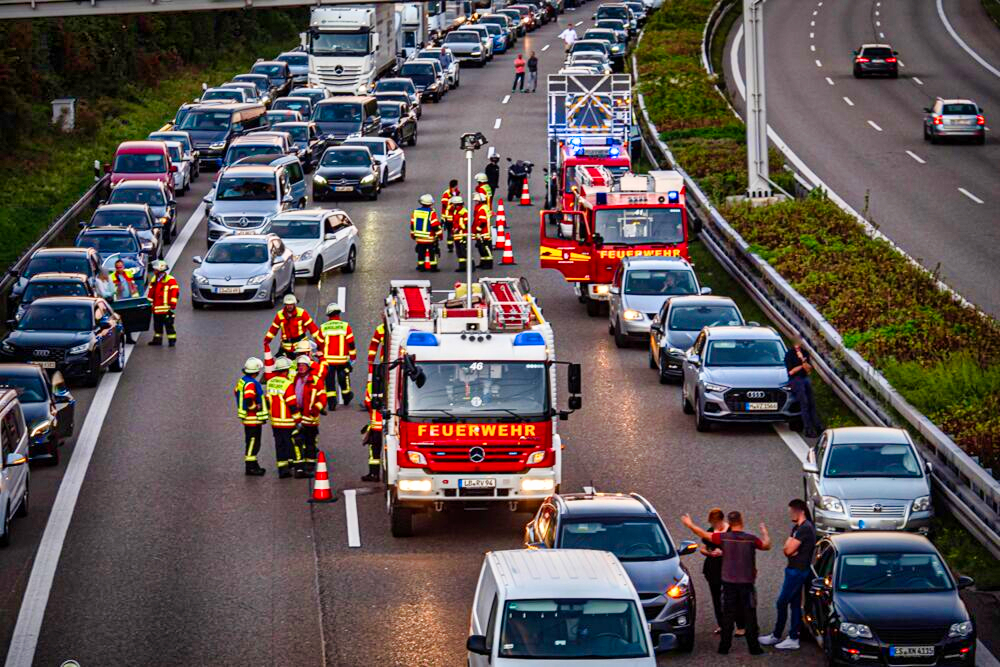 Vollsperrung! Unfall verwandelt Autobahn in Trümmerfeld - Mehrere Menschen verletzt!