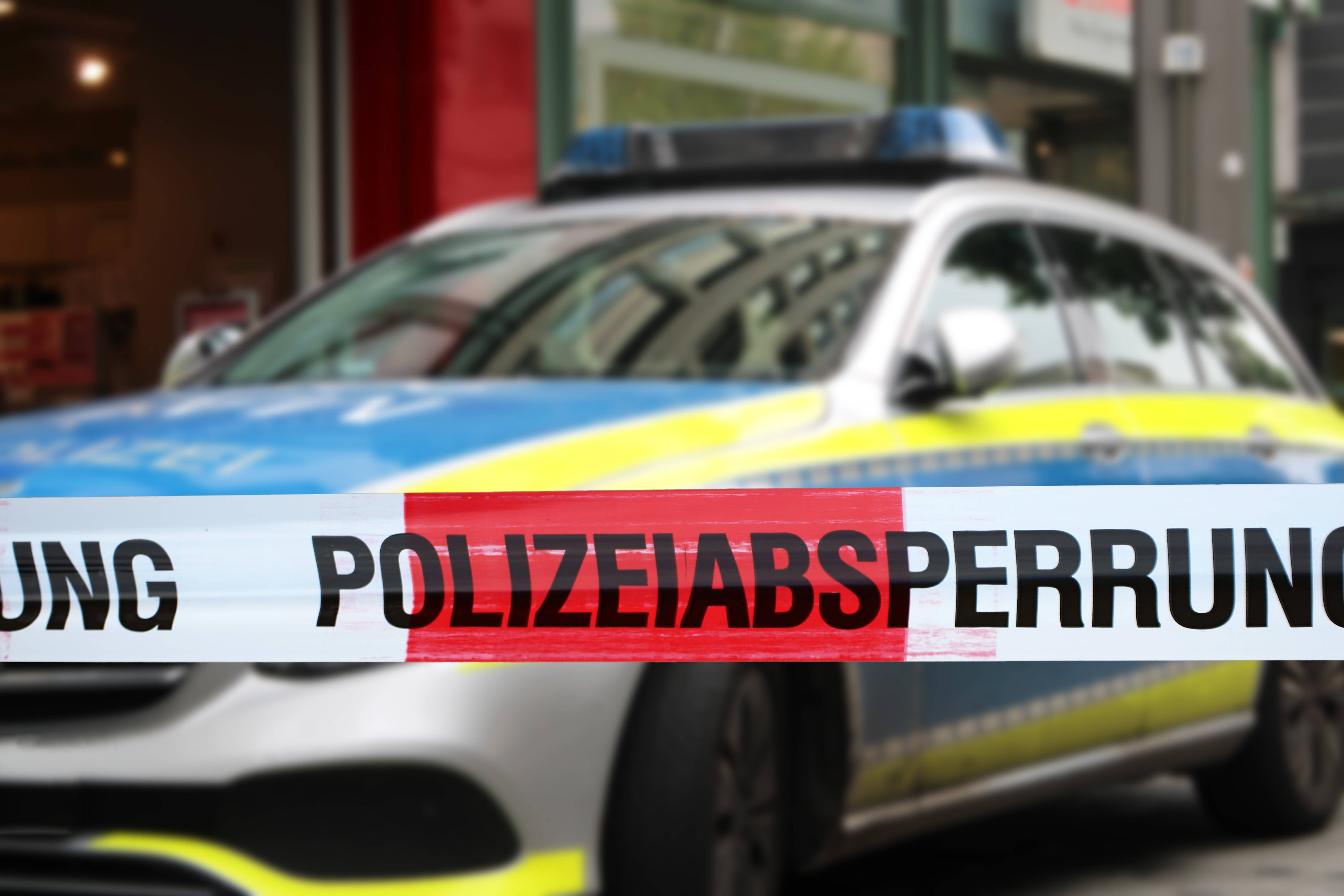 Polizei warnt! Mörder auf der Flucht! Messerattacke fordert Todesopfer - Täter flieht nach der Tat