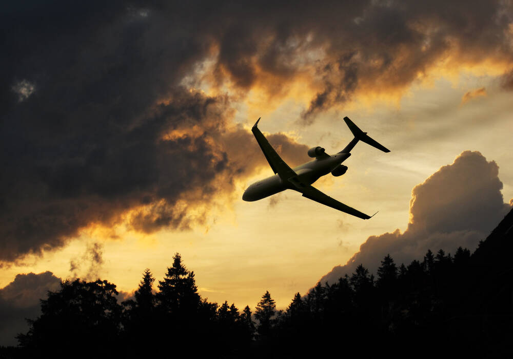 Flugzeugabsturz! Maschine stürzt in Straßengraben - Flugzeug komplett zerstört