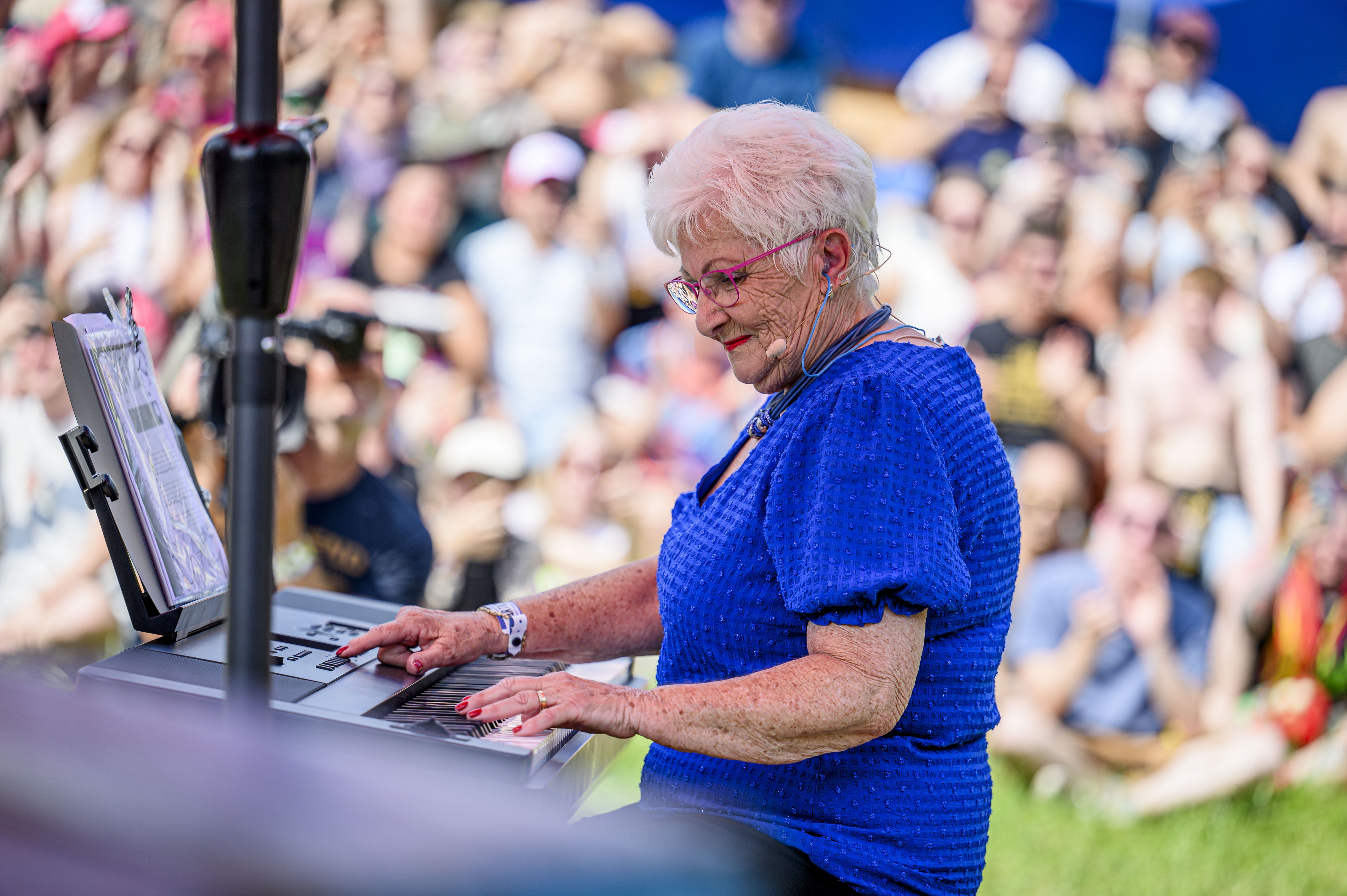 Orgel Joke (76) valt van balkon — kan haar WK-optreden nog doorgaan?