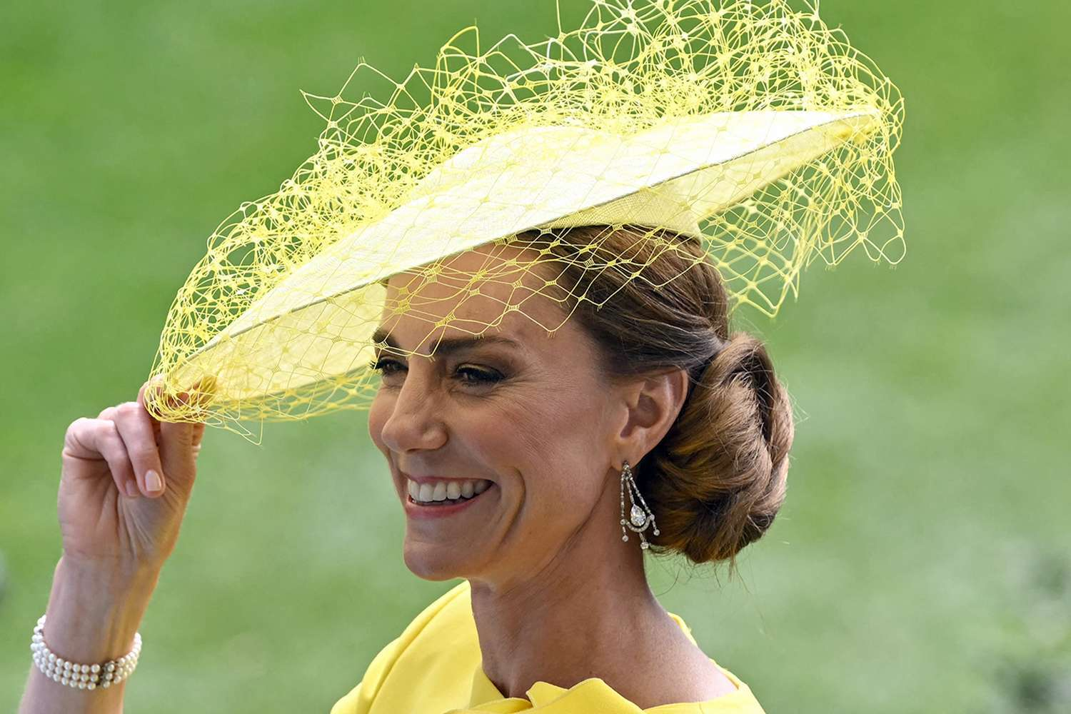 Kate Middleton’s Charming Curtsy at Royal Ascot — She Clutched Her Hat and Won Hearts