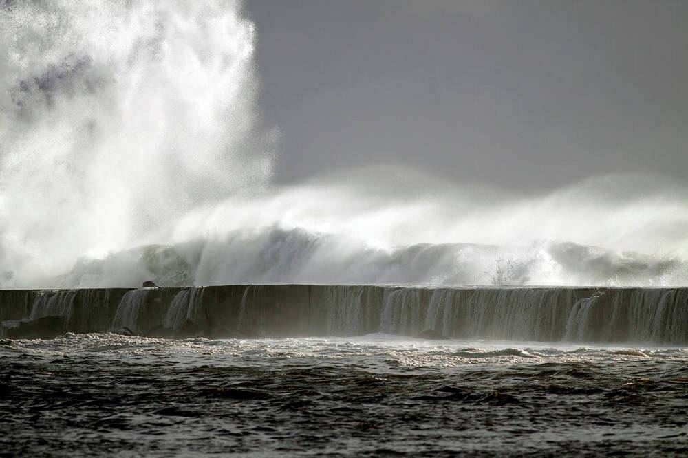 Une vague massive emporte plusieurs touristes en mer ! Une île espagnole devient un cauchemar