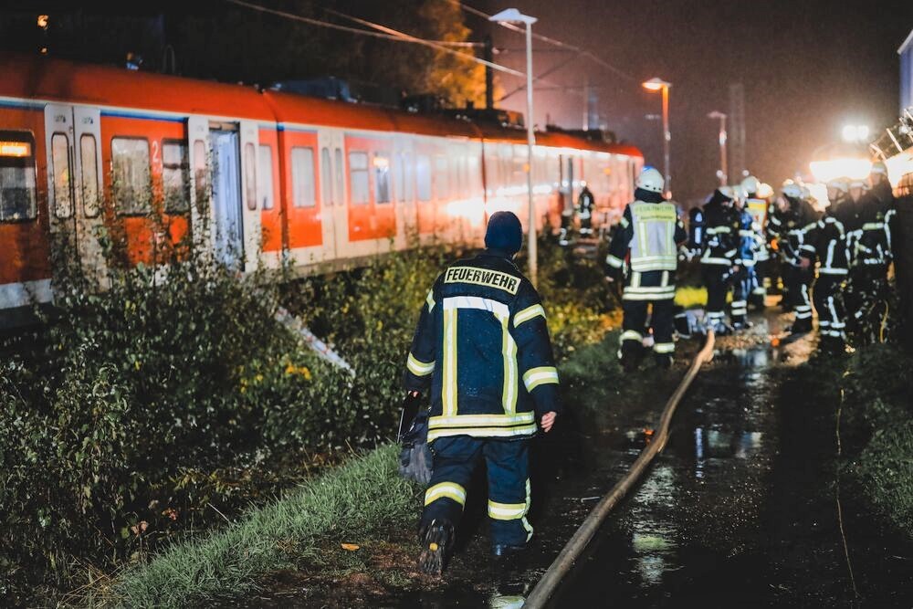 Tödliches Bahnunglück! Radfahrer an Bahnübergang von Zug überrollt!