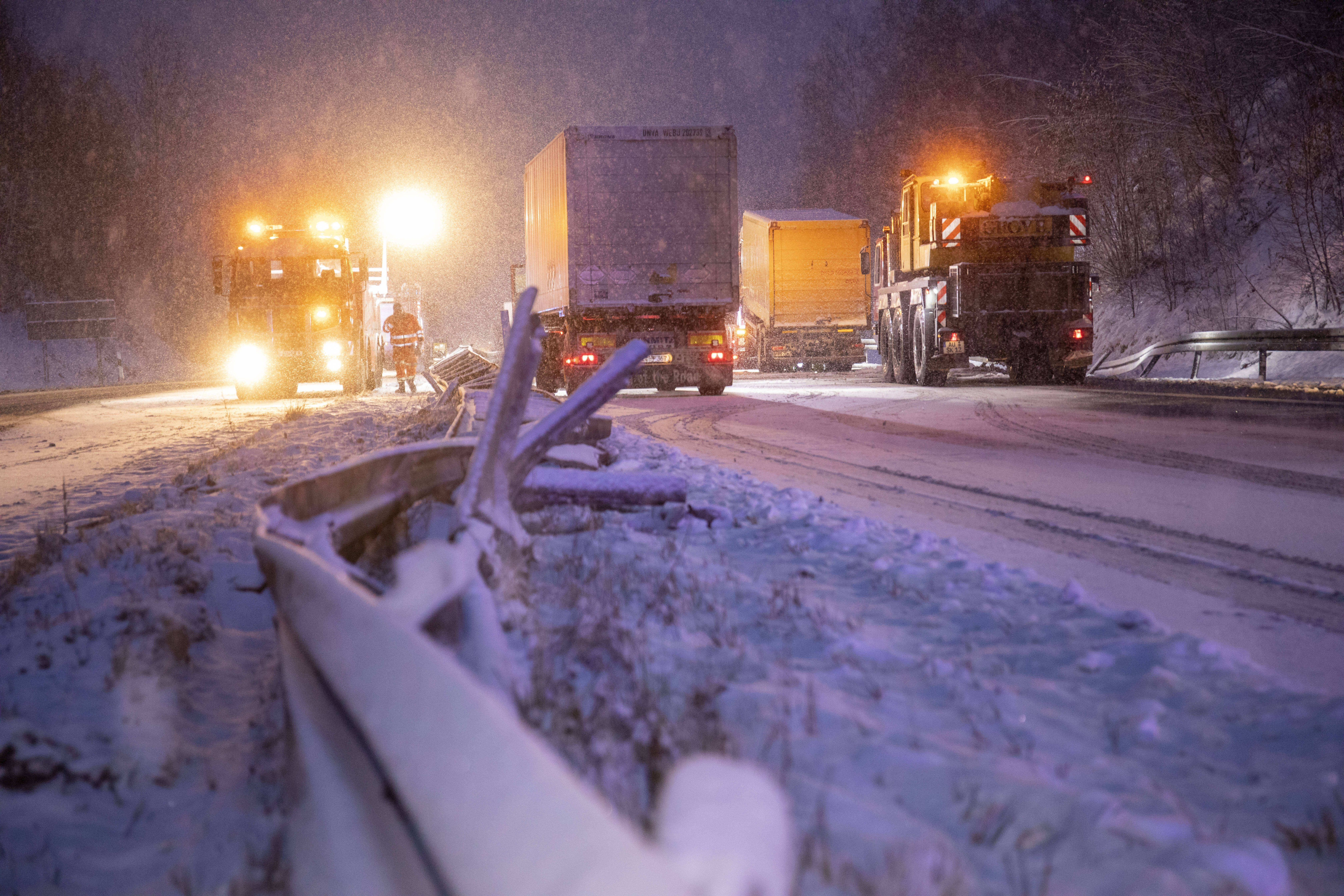 Winteralarm auf den Straßen! 220 Unfälle in kürzester Zeit - Verkehrslage sehr angespannt!
