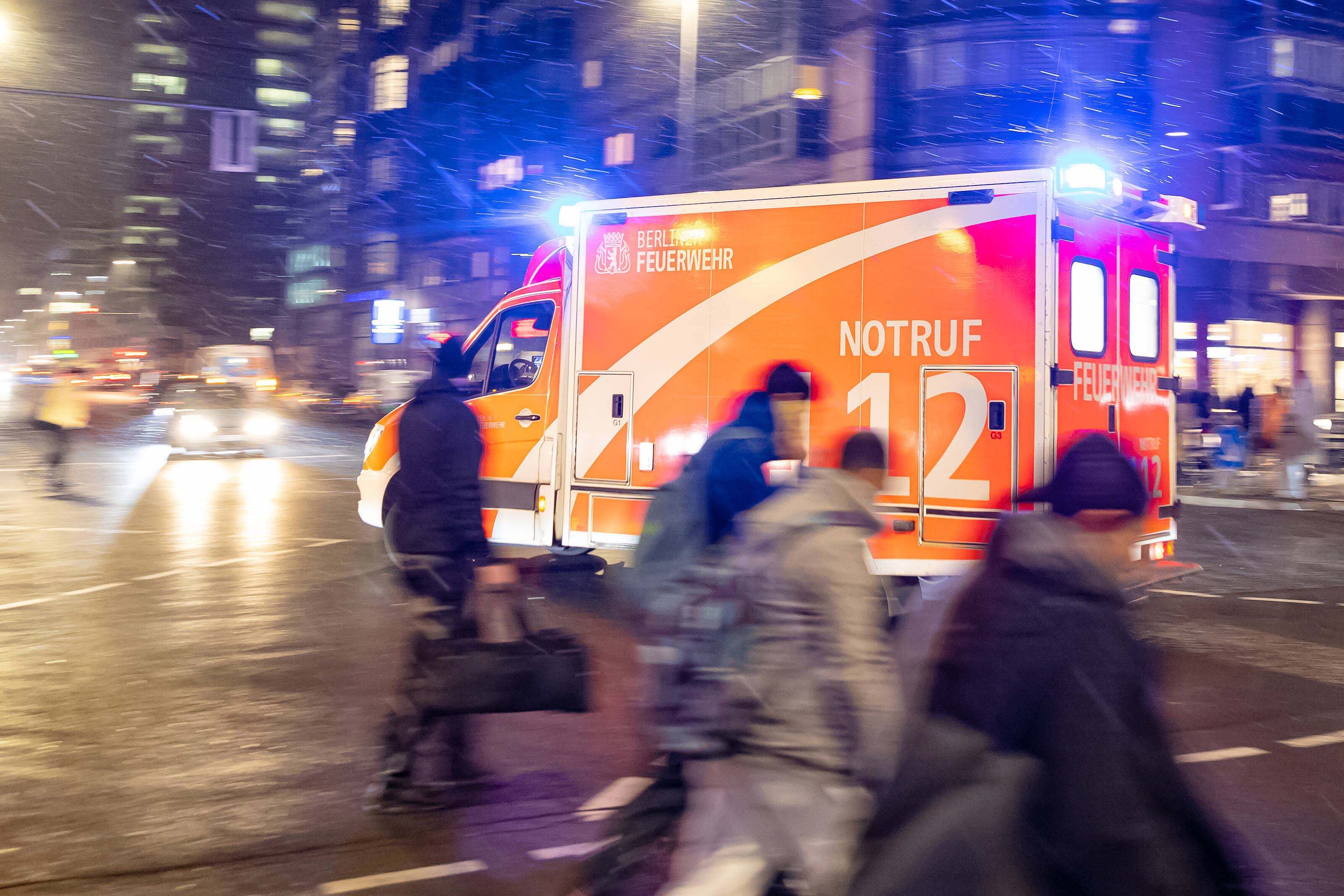 74-jährige rast in Fußgänger! Rollstuhlfahrerin und ihr Mann - beide tot! Tragödie im Saarland!
