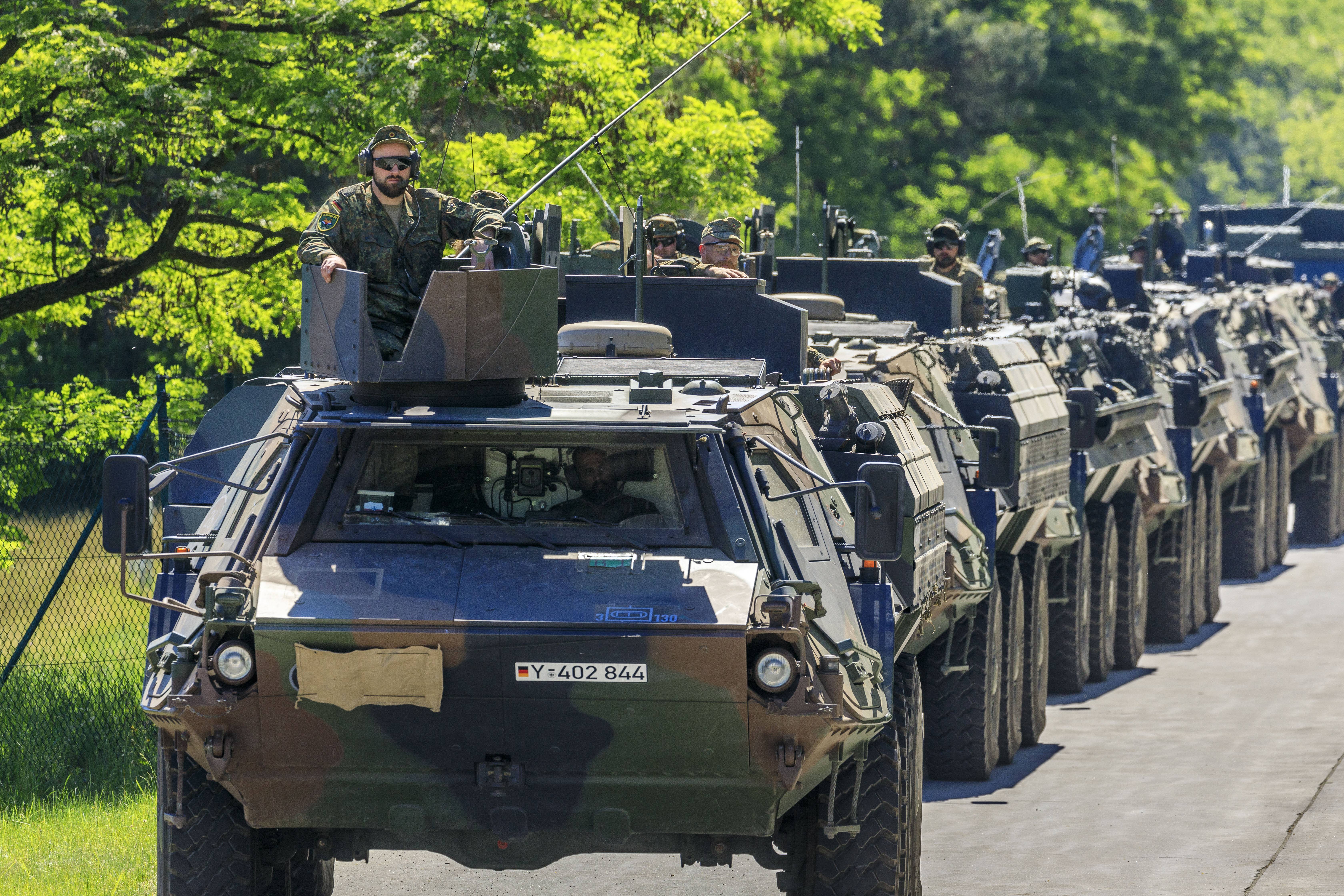 US-Militärkonvoi verunglückt auf deutscher Autobahn! LKWs sind mit Raketen und Munition beladen!