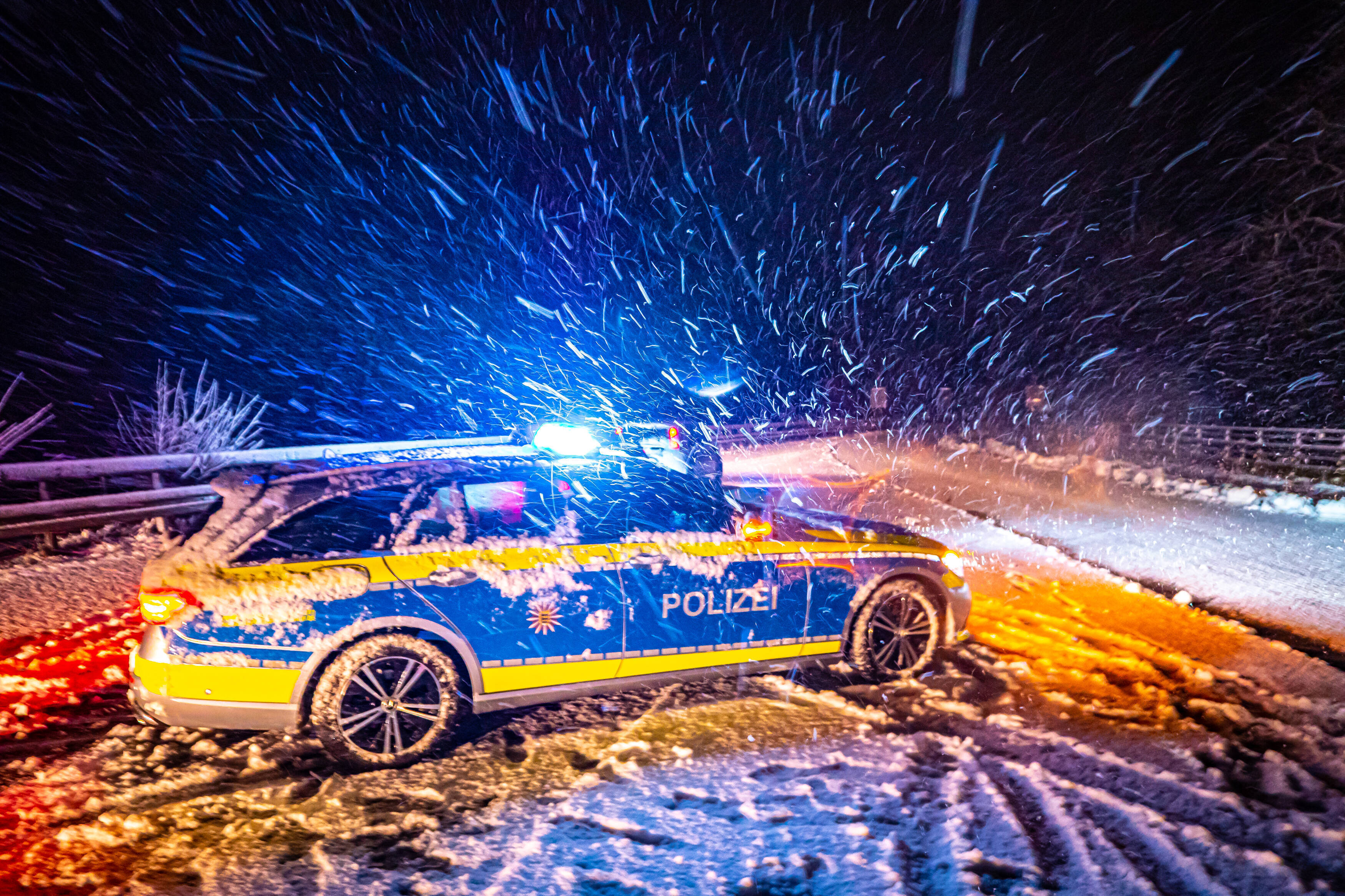 Zwei Polizisten schwer verletzt! Verfolgungsjagd der Polizei endet mit Crash auf der Autobahn!