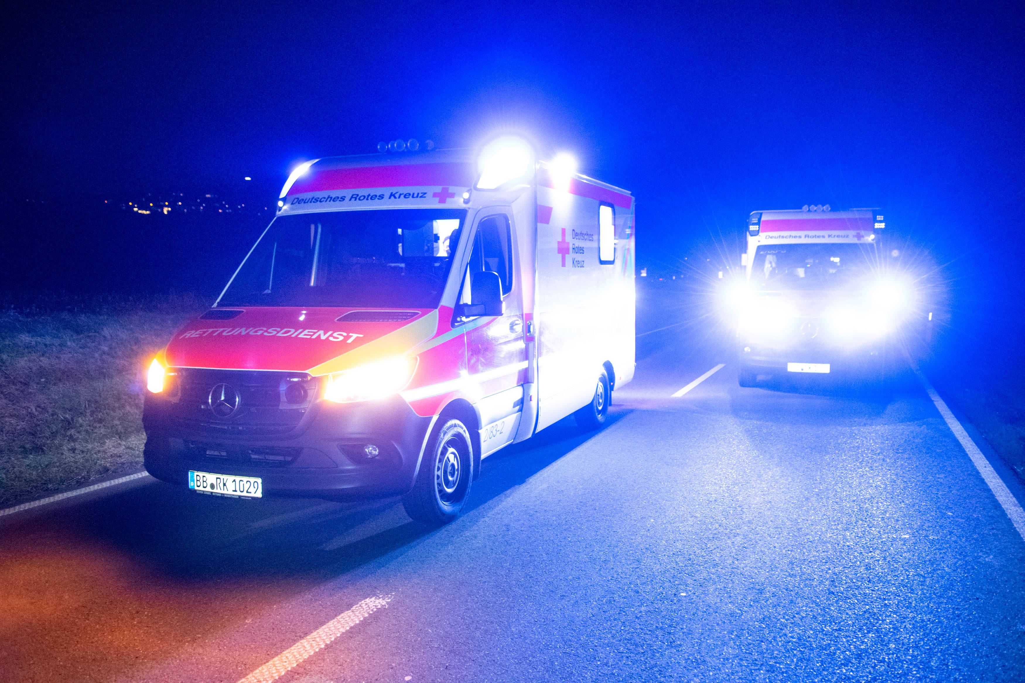 Bus Unfall! Mindestens 26 Schüler verletzt - Bus stößt mit LKW zusammen!