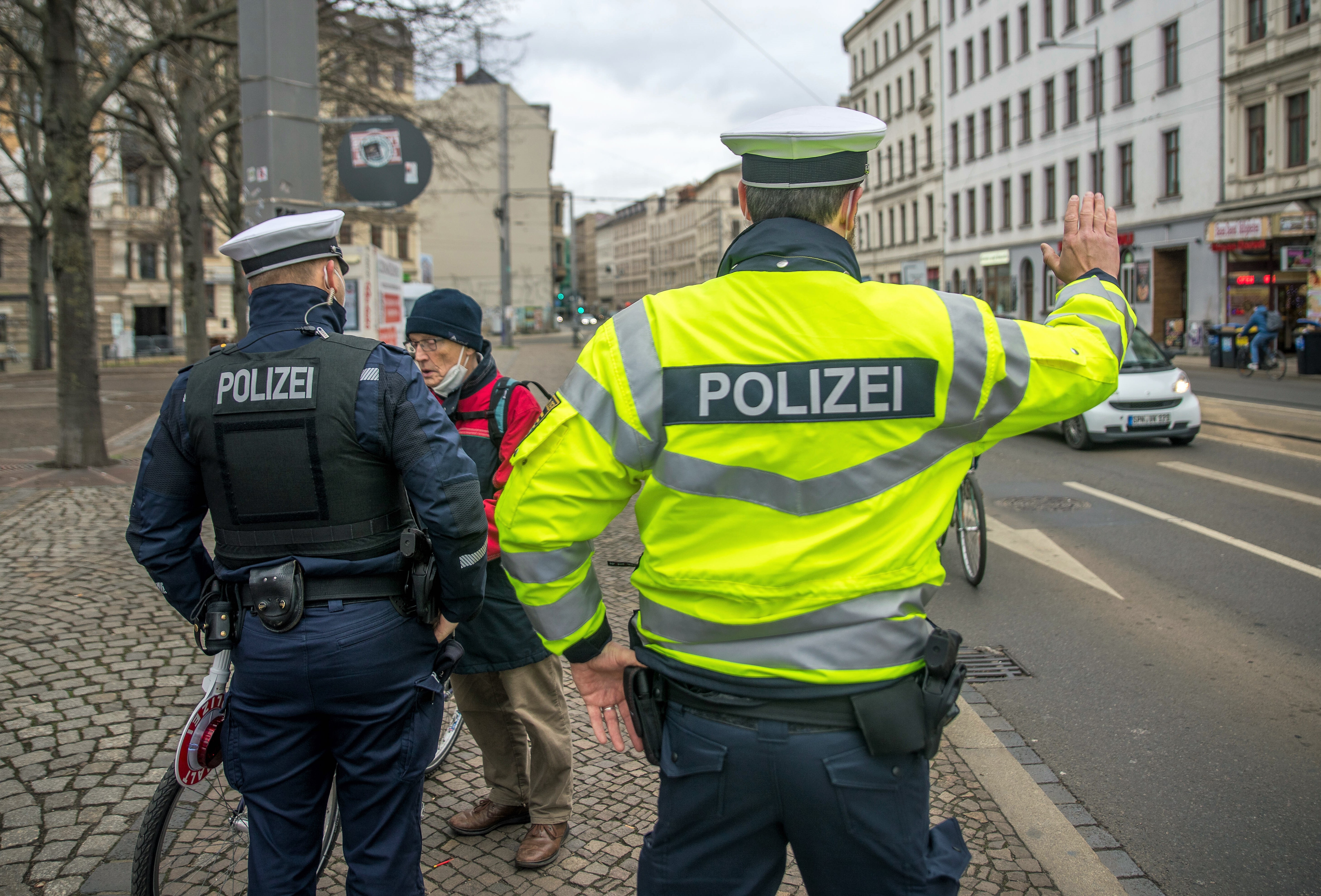 Polizei stoppt schwer Bewaffneten auf der Autobahn! PKW voller Maschinenpistolen und Munition entdeckt