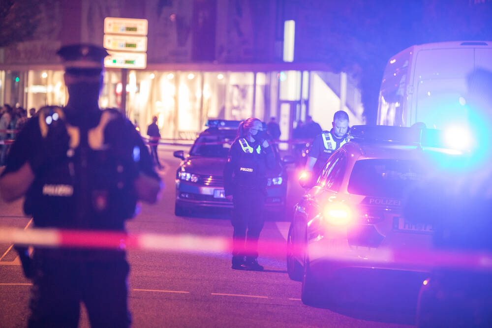Amok-Alarm in Duisburg! Mindestens 4 schwer Verletzte - Täter auf der Flucht! Polizei warnt die Bevölkerung