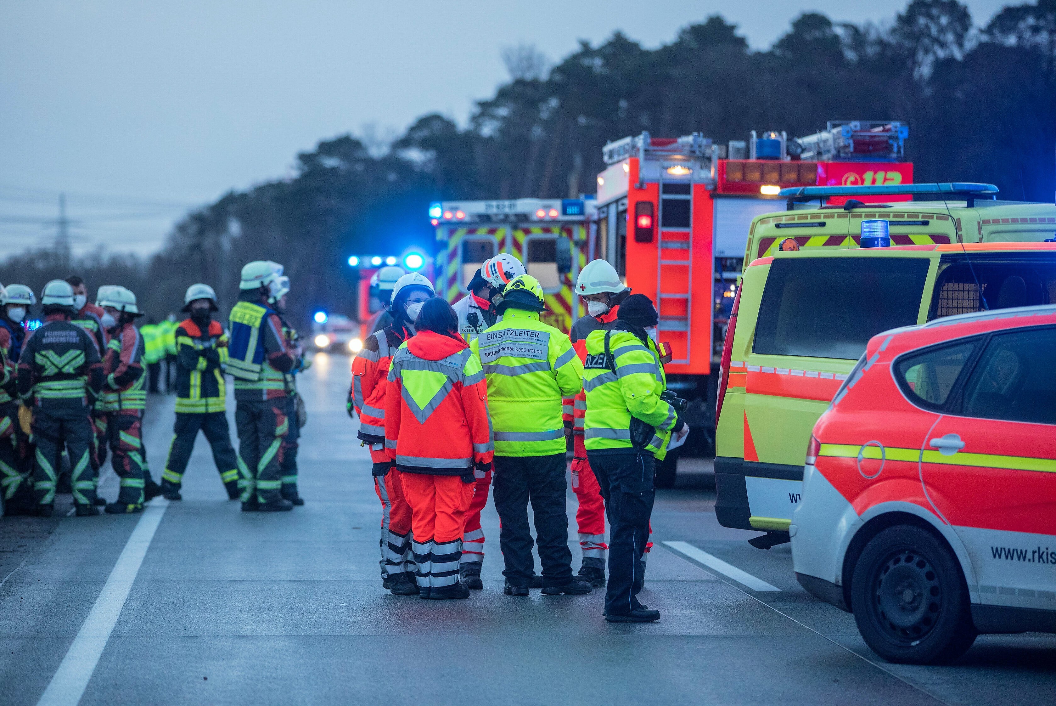 Beifahrerin sterbend zurückgelassen! Fahrer ohne Führerschein und Versicherung flieht feige nach Unfall