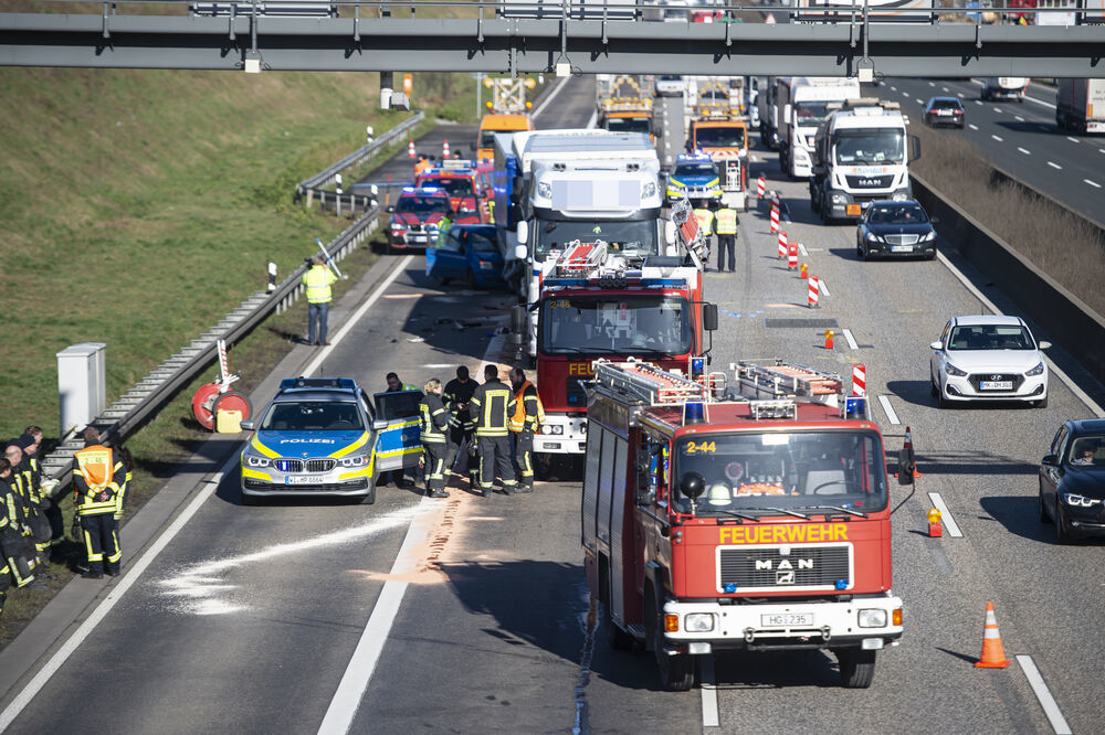 Vollsperrung auf der Autobahn! Unfall mit mehreren Lastwagen  - Fahrbahn ein Trümmerfeld!