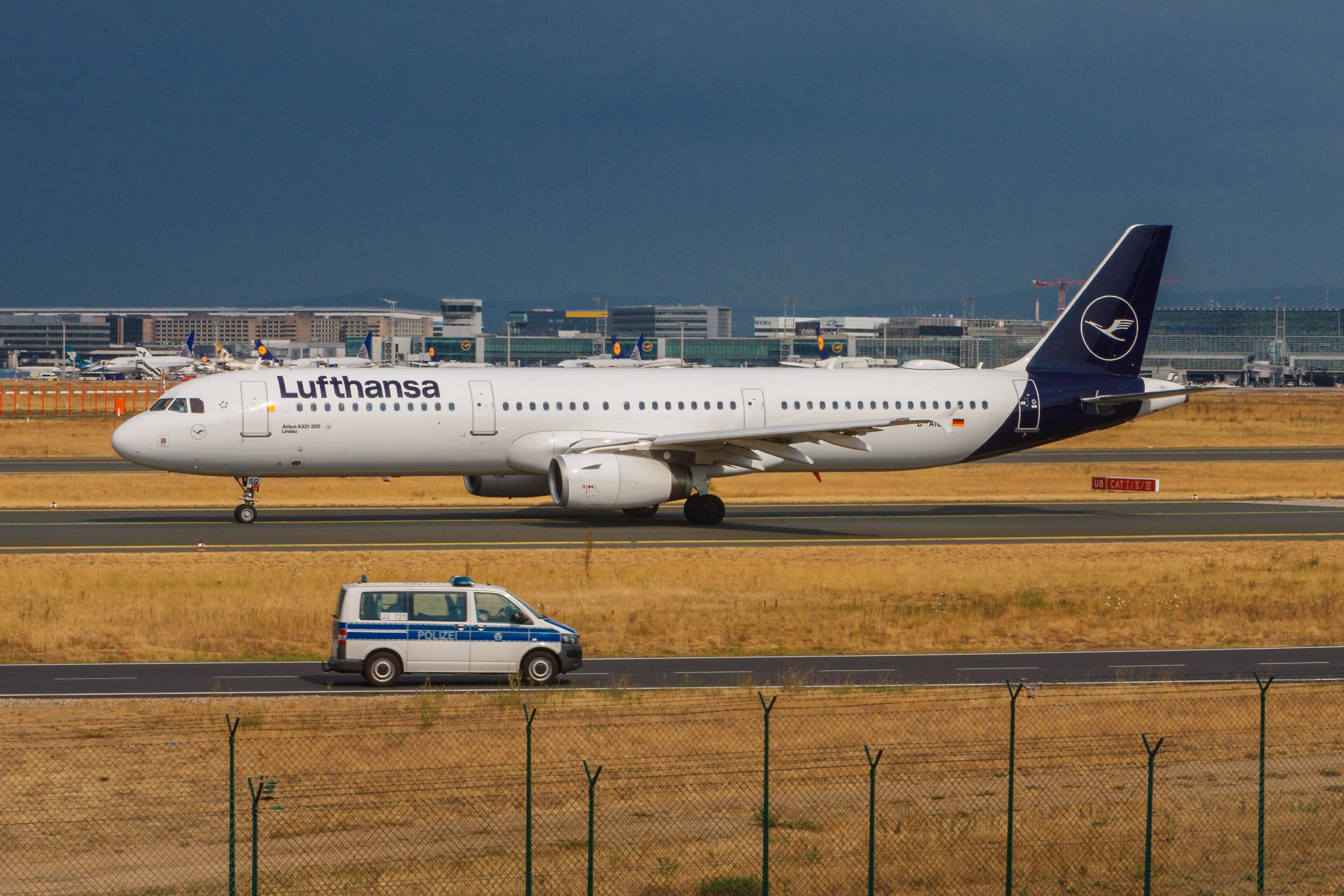Bombenalarm im Flugzeug! Unfassbarer Aktion am Flughafen - Flieger gestoppt!