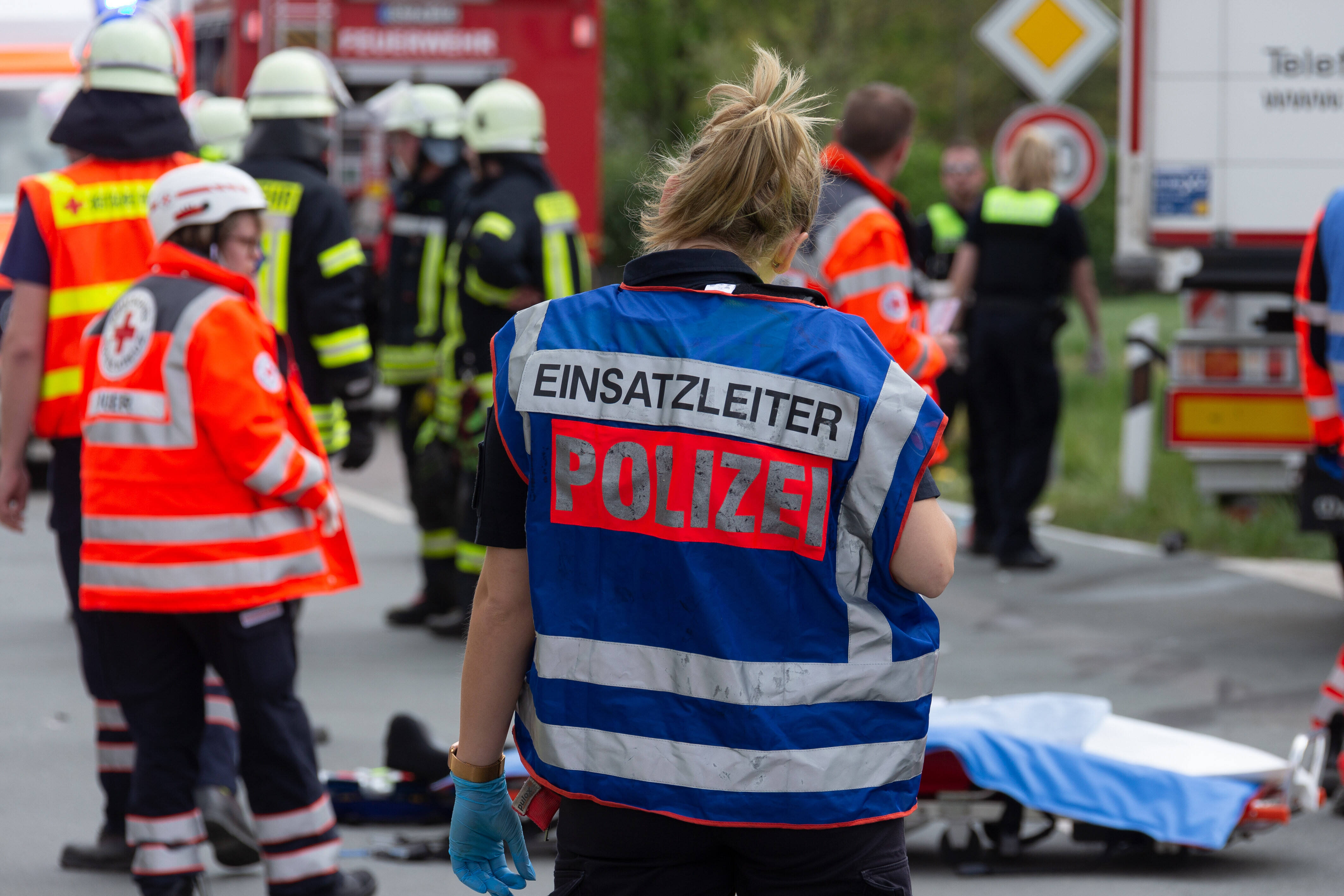 Horror-Unfall! Mutter tot, Kinder schwer verletzt! Fahrt in die Schule wird zum Albtraum