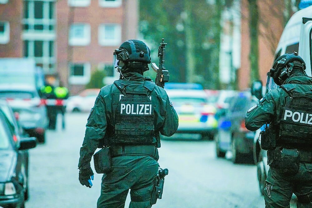 Auf der Flucht vor der Polizei - Geiselnehmer stürzt in Dresden aus einem Hochhaus!