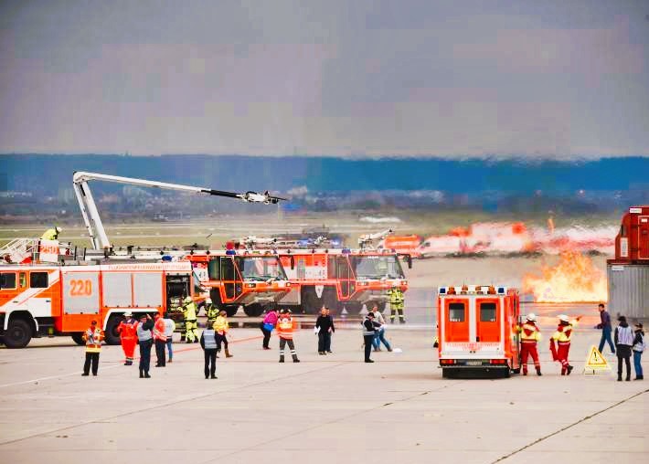 Unfall an Flughafen - Mitarbeiter von laufenden Triebwerk eingesaugt und zerfetzt!